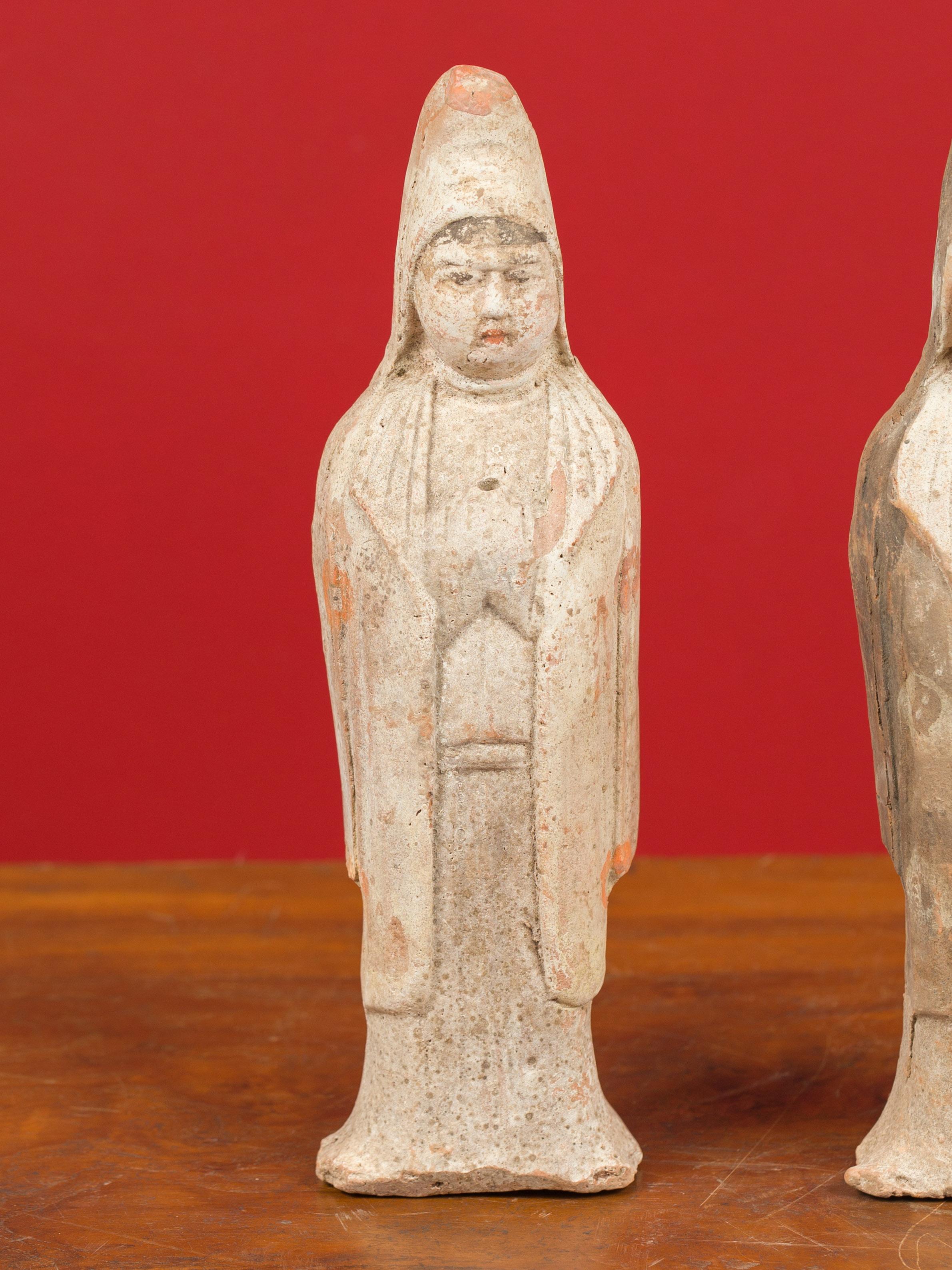 Paire de petites statues en terre cuite peintes à la main, dynastie Qing, début du 20e siècle Bon état - En vente à Yonkers, NY