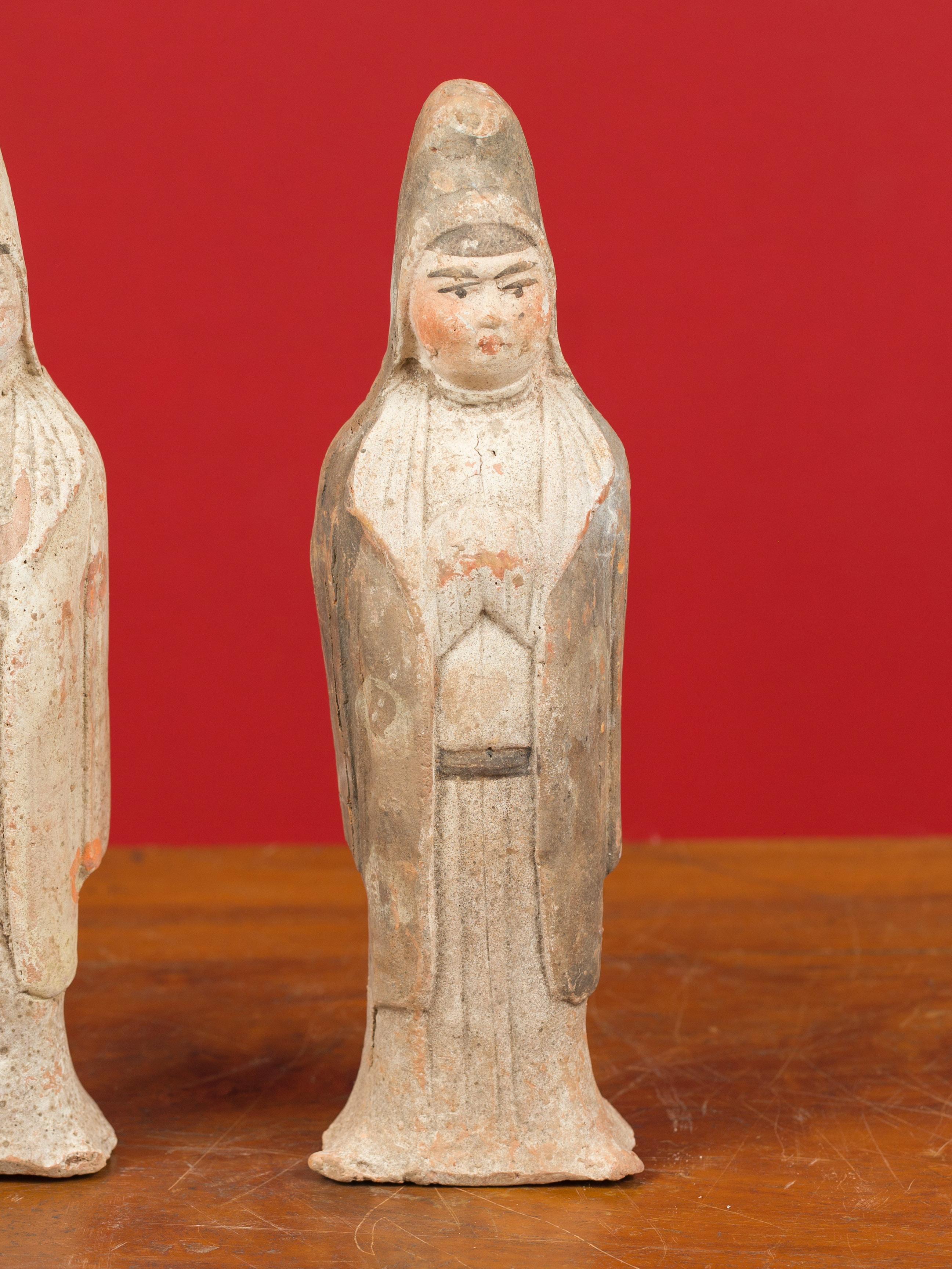 20ième siècle Paire de petites statues en terre cuite peintes à la main, dynastie Qing, début du 20e siècle en vente