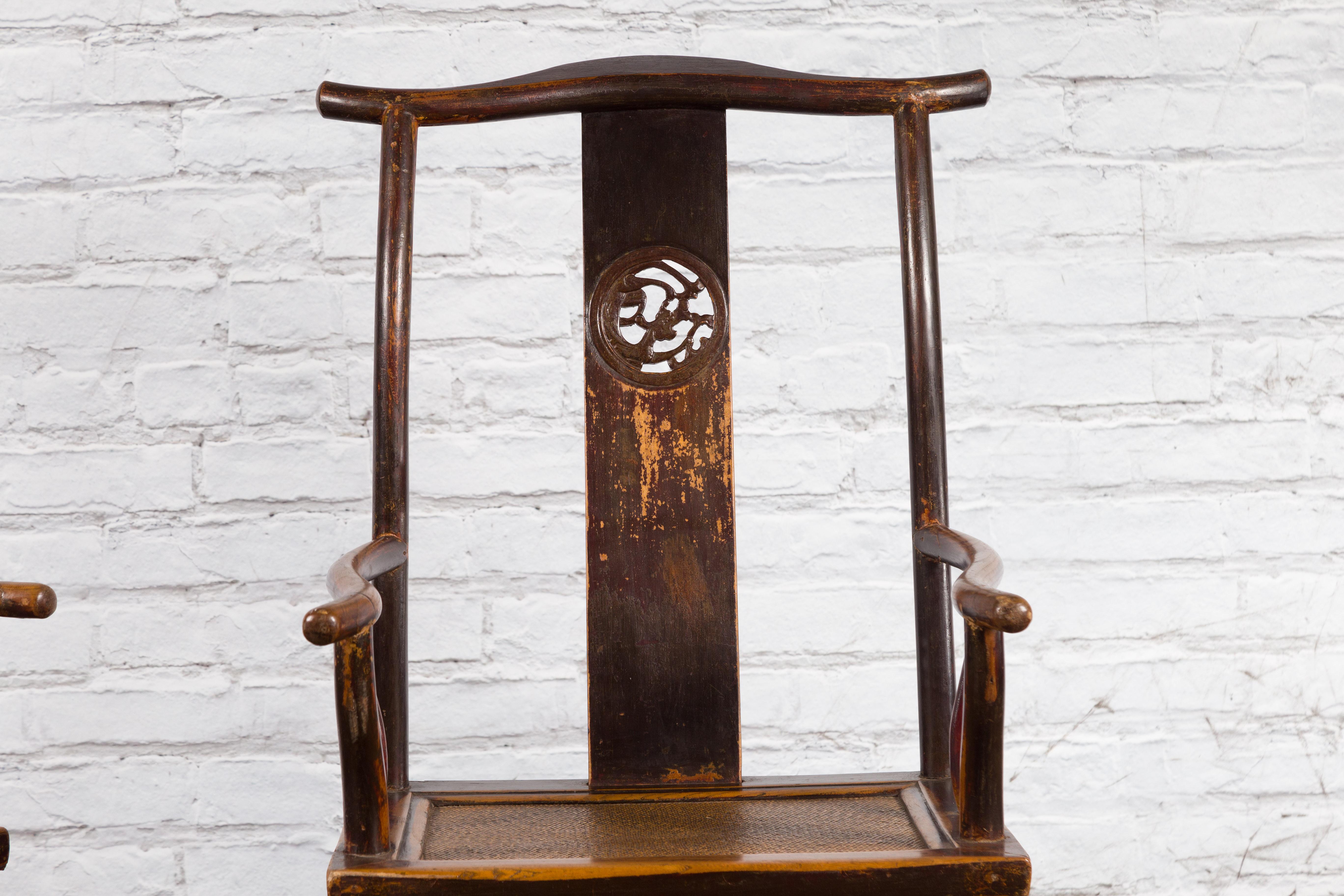 Paar chinesische Sessel mit Yoke-Rücken aus der Qing-Dynastie des 19. Jahrhunderts und Rattansitzen im Angebot 15