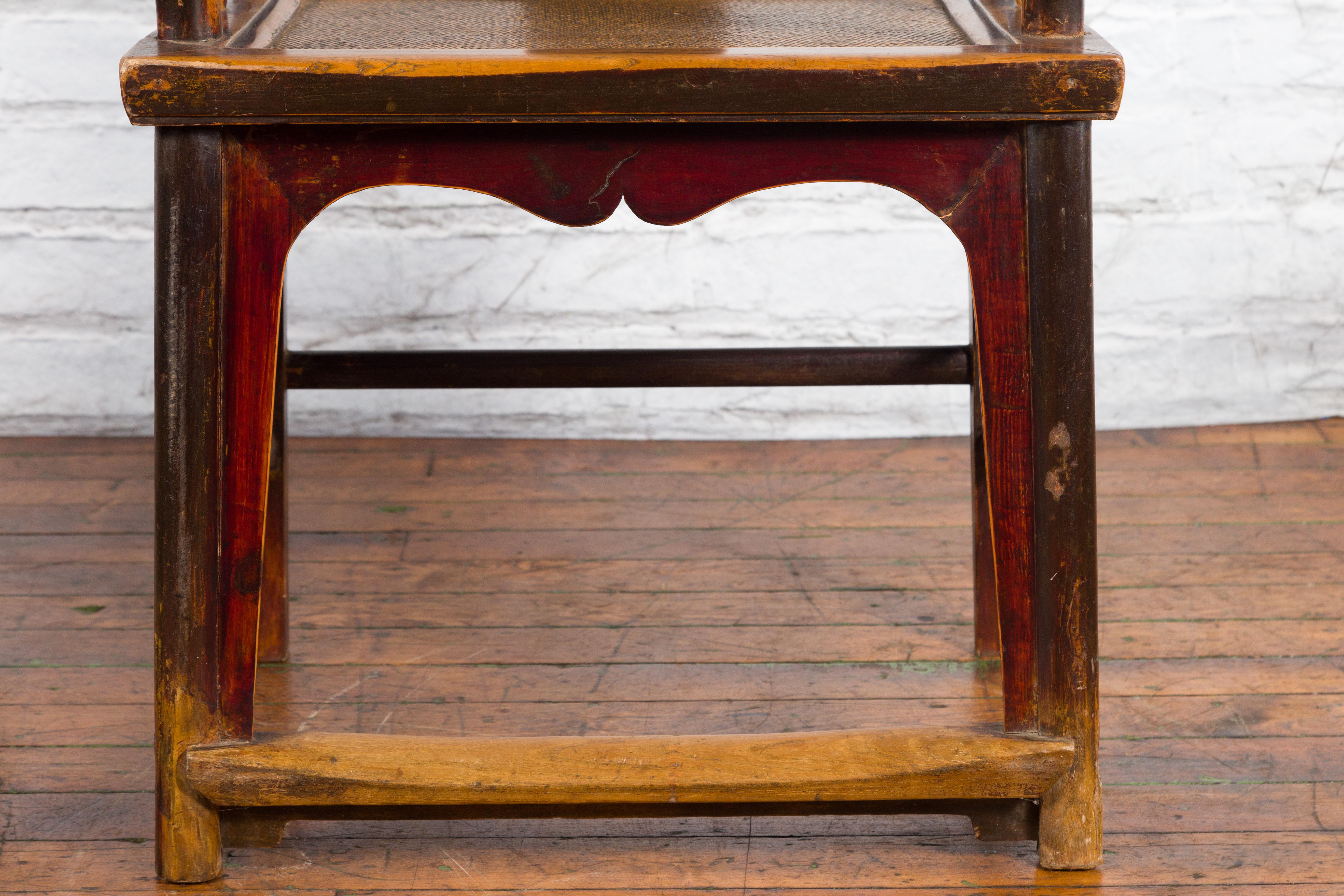 Paar chinesische Sessel mit Yoke-Rücken aus der Qing-Dynastie des 19. Jahrhunderts und Rattansitzen im Zustand „Gut“ im Angebot in Yonkers, NY
