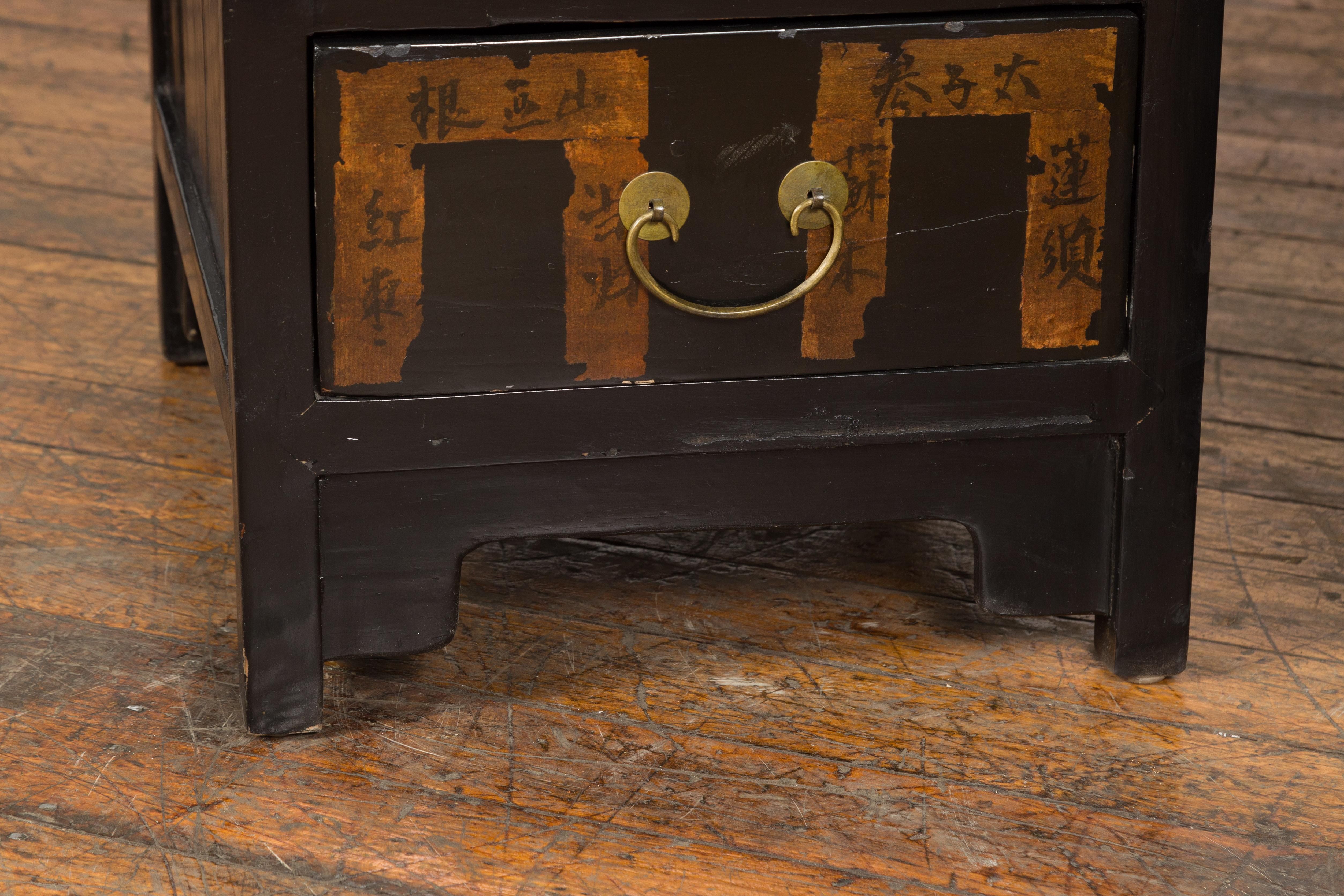 Paire de cabinets d'apothicaire en laque noire de la dynastie chinoise Qing avec calligraphie en vente 4