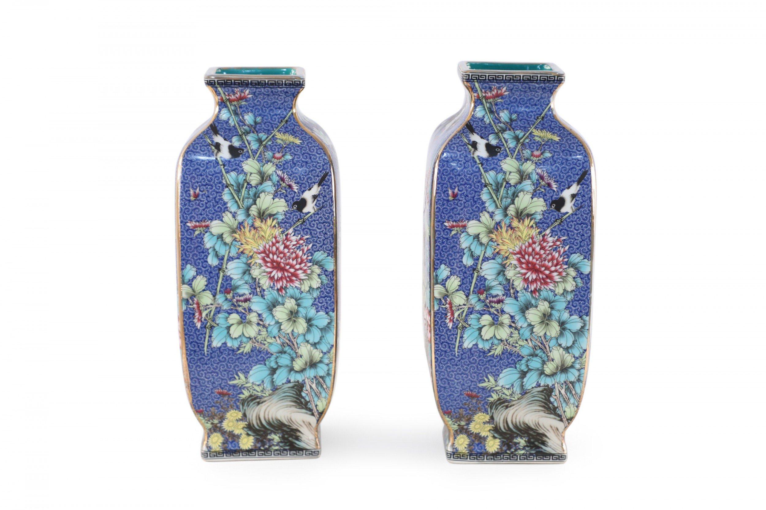 Pair of Chinese Qing Dynasty Blue and Floral Porcelain Sleeve Vases In Good Condition In New York, NY