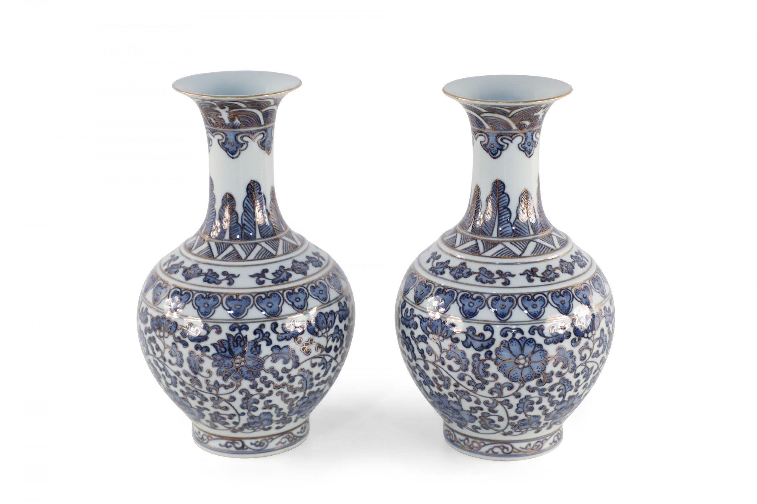 Pair of Chinese Qing Dynasty Blue and White Gold-Lined Porcelain Vases In Good Condition In New York, NY