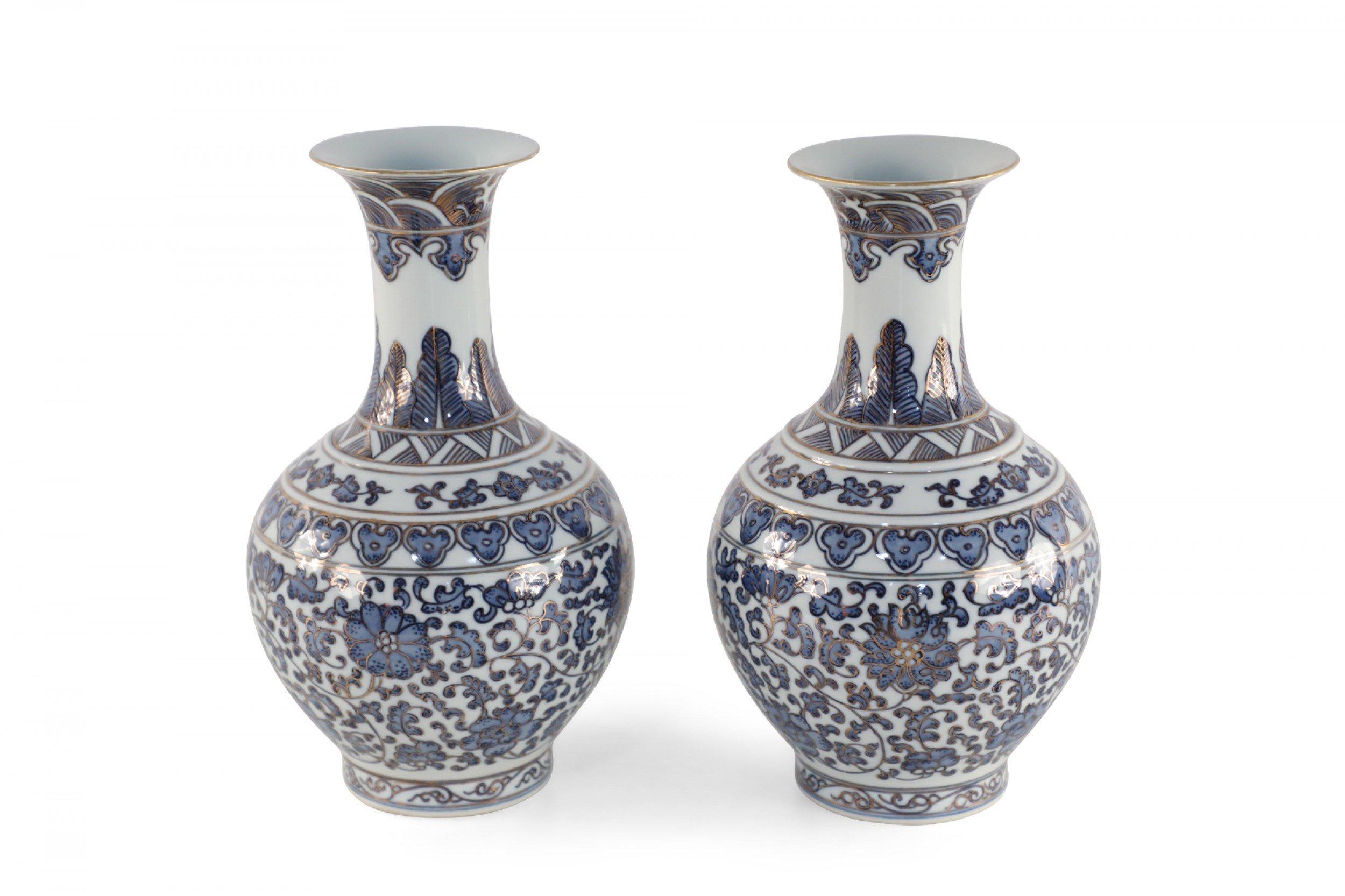 Pair of Chinese Qing Dynasty Blue and White Gold-Lined Porcelain Vases 1