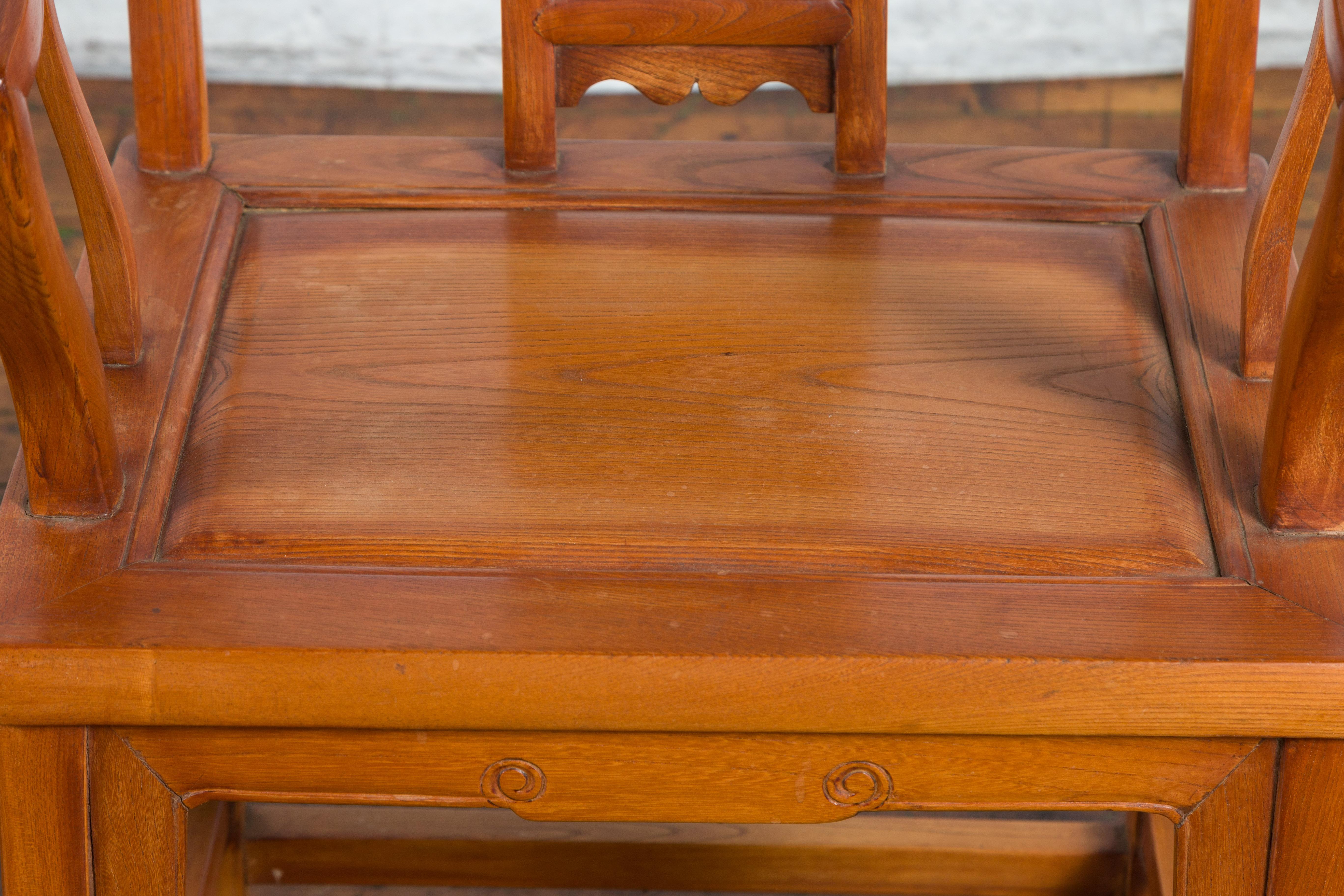Ein Paar geschnitzte und lackierte Elmwoods-Sessel aus der chinesischen Qing Dynasty im Angebot 3