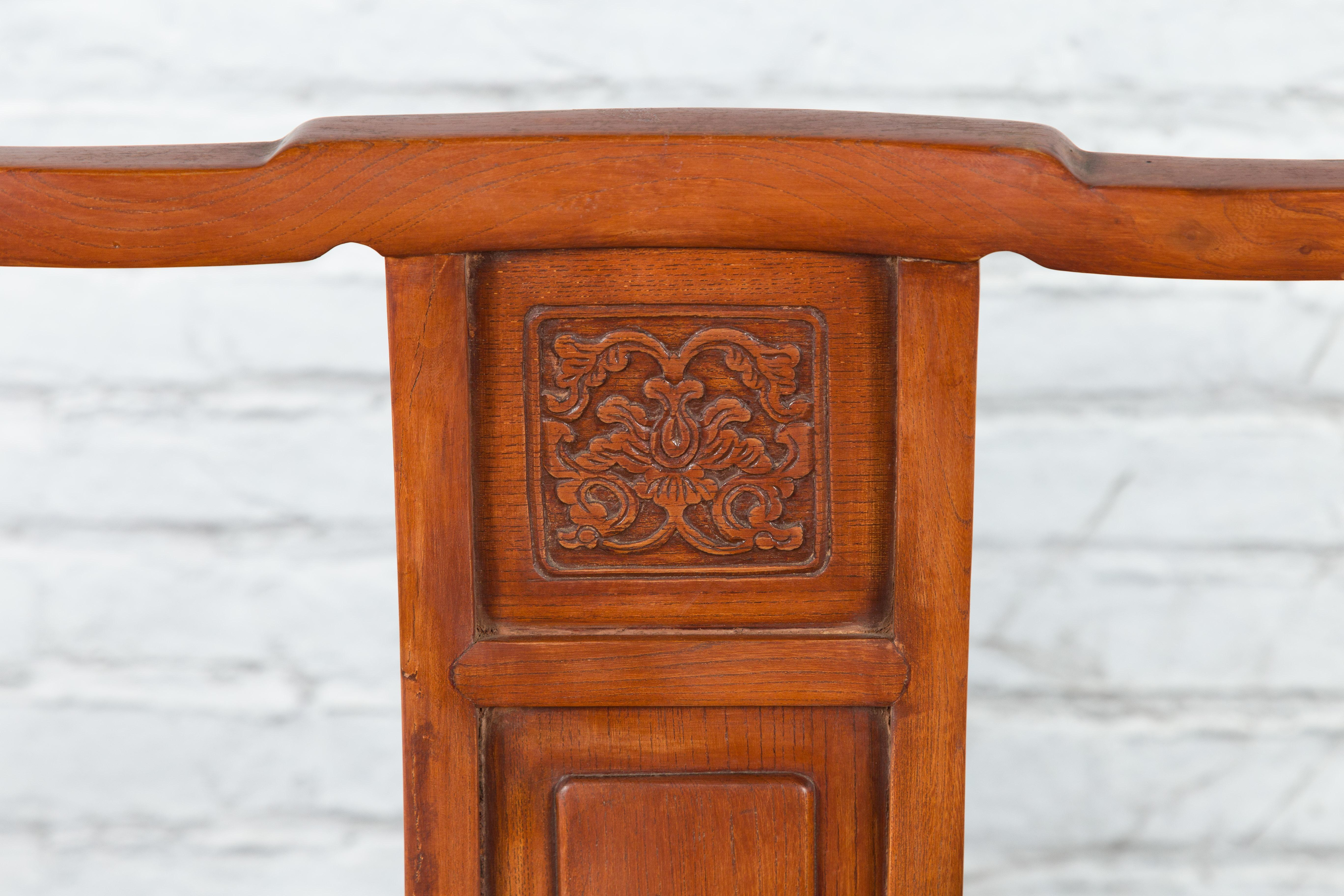 Ein Paar geschnitzte und lackierte Elmwoods-Sessel aus der chinesischen Qing Dynasty im Angebot 4