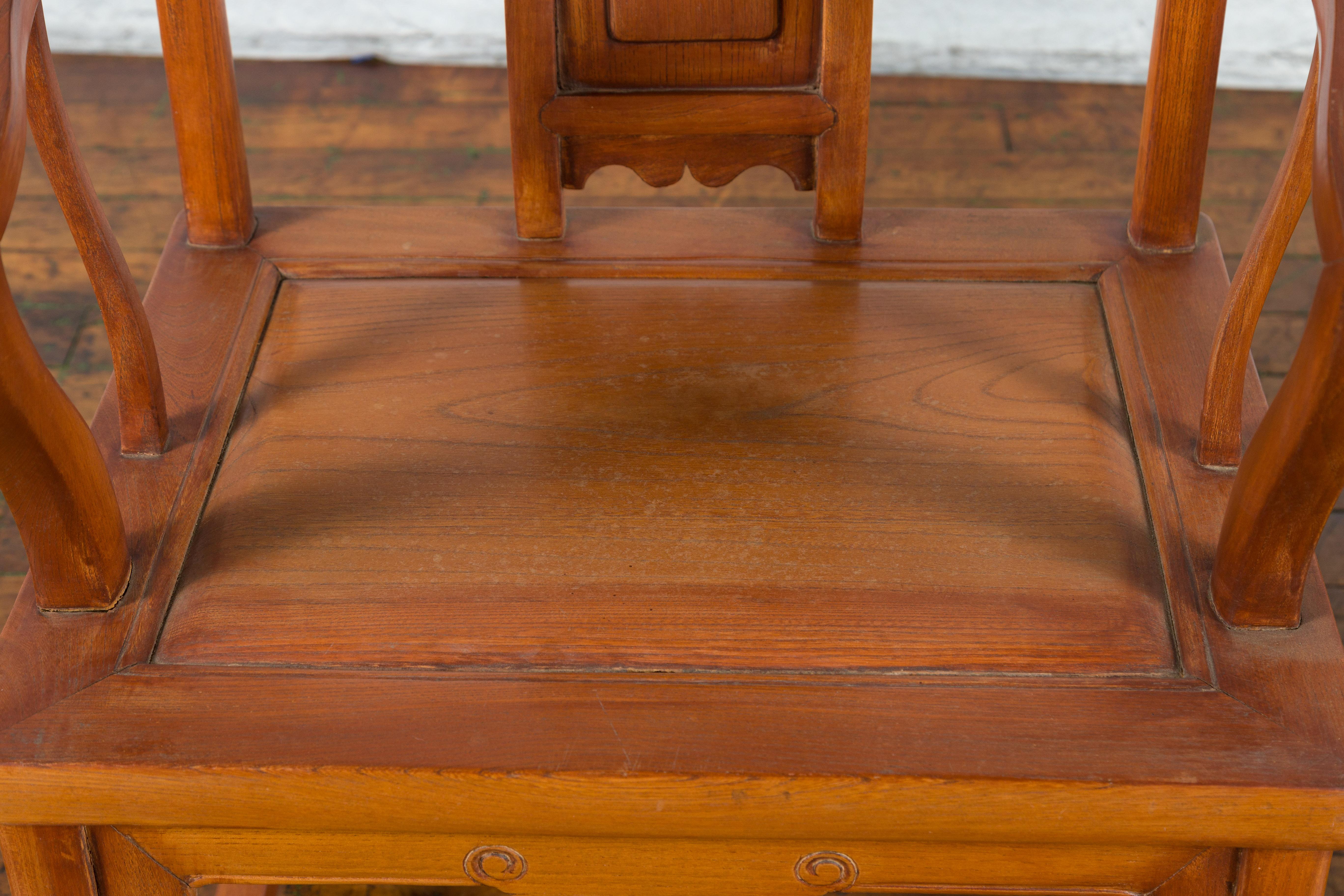 Pareja de sillones de madera de olmo de la dinastía Qing tallados y lacados en venta 7