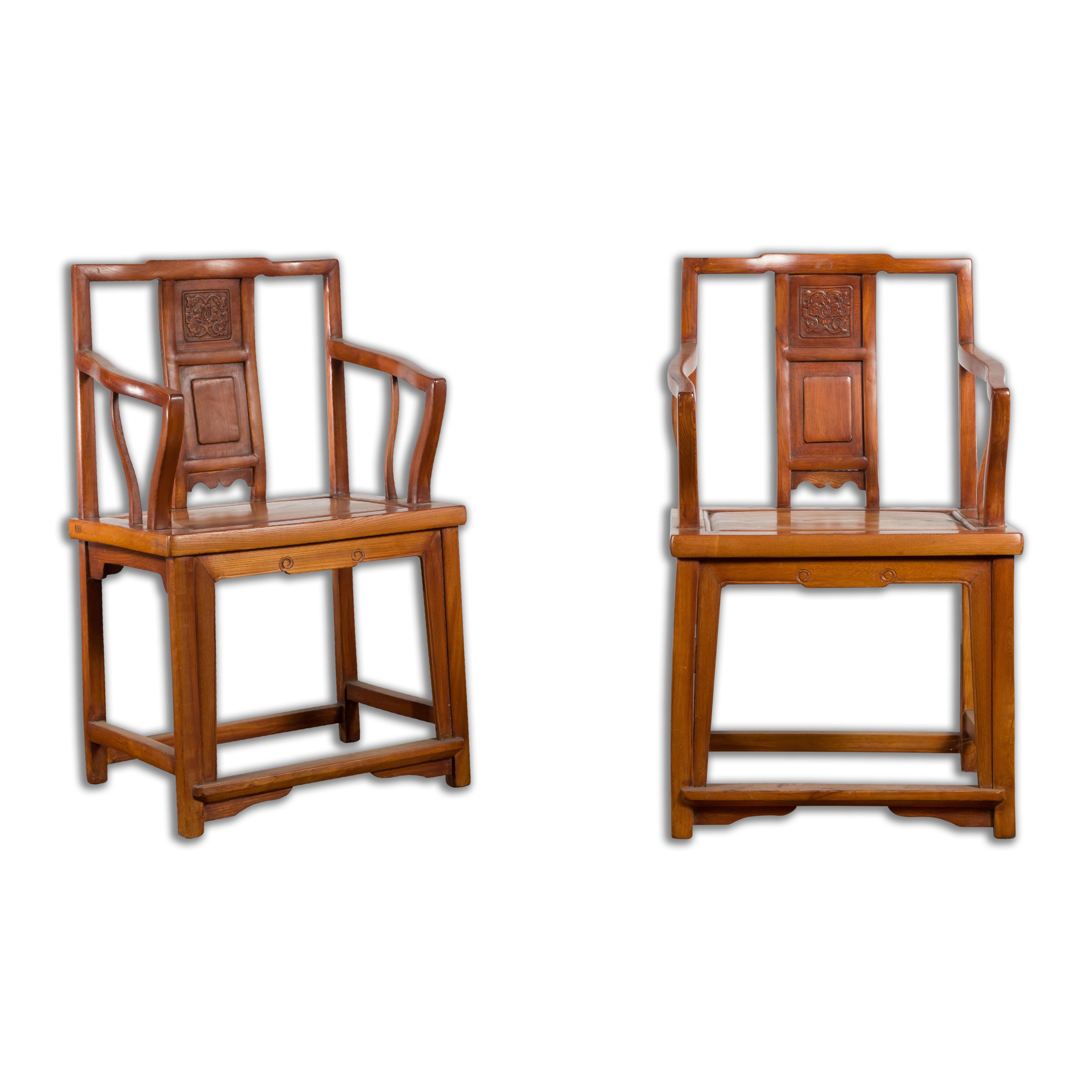 Pareja de sillones de madera de olmo de la dinastía Qing tallados y lacados en venta 9
