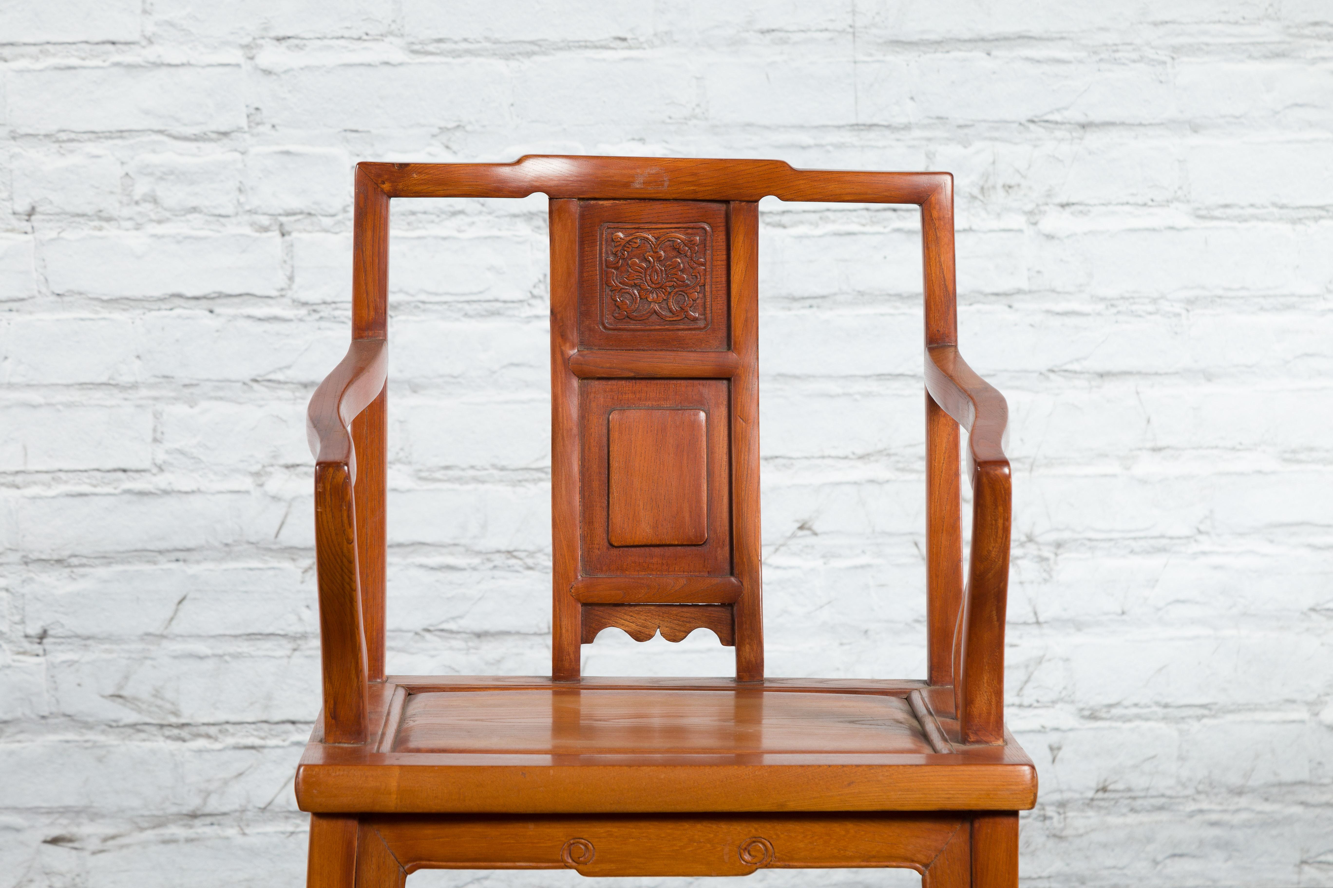 Ein Paar geschnitzte und lackierte Elmwoods-Sessel aus der chinesischen Qing Dynasty (Qing-Dynastie) im Angebot