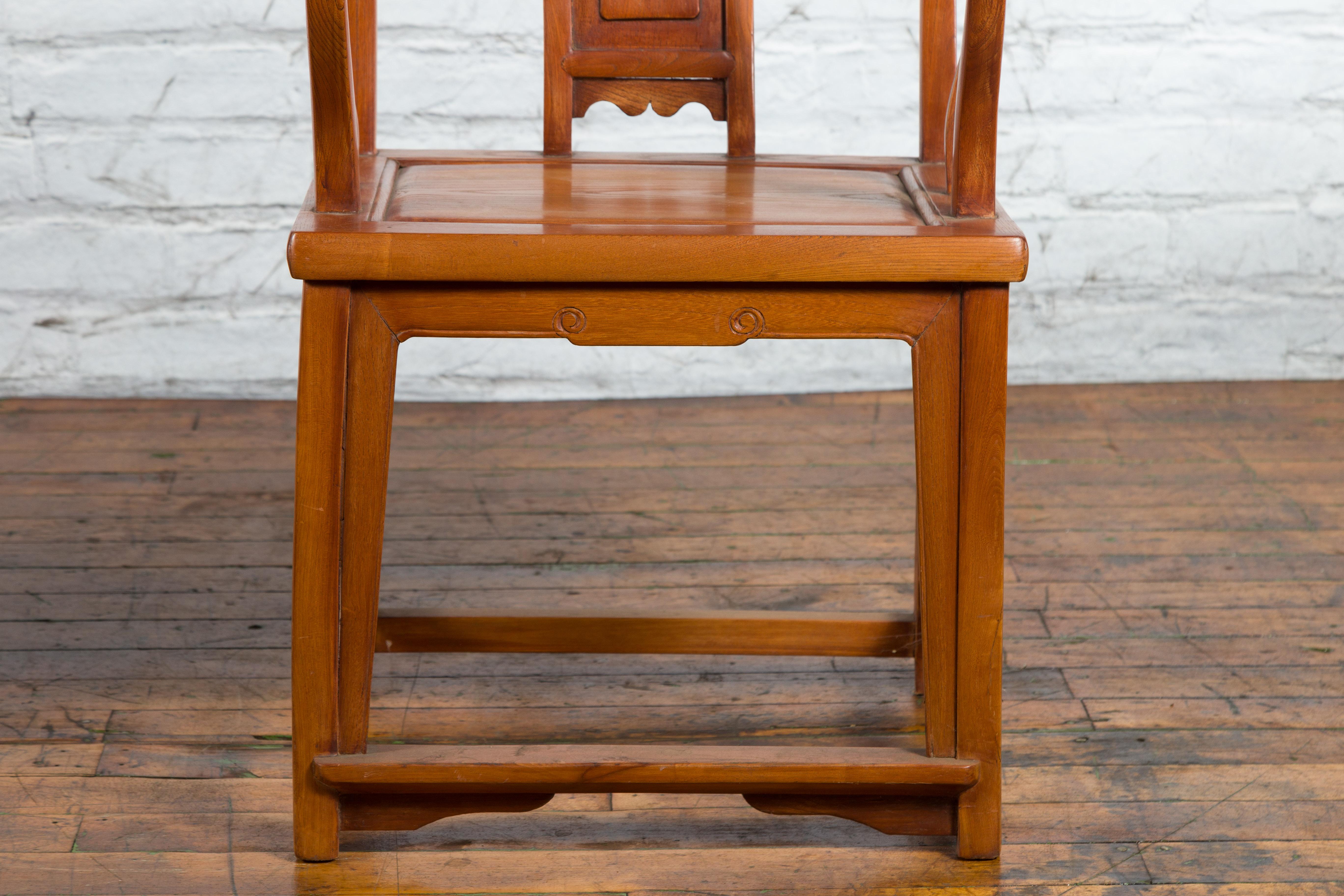 Ein Paar geschnitzte und lackierte Elmwoods-Sessel aus der chinesischen Qing Dynasty (Chinesisch) im Angebot