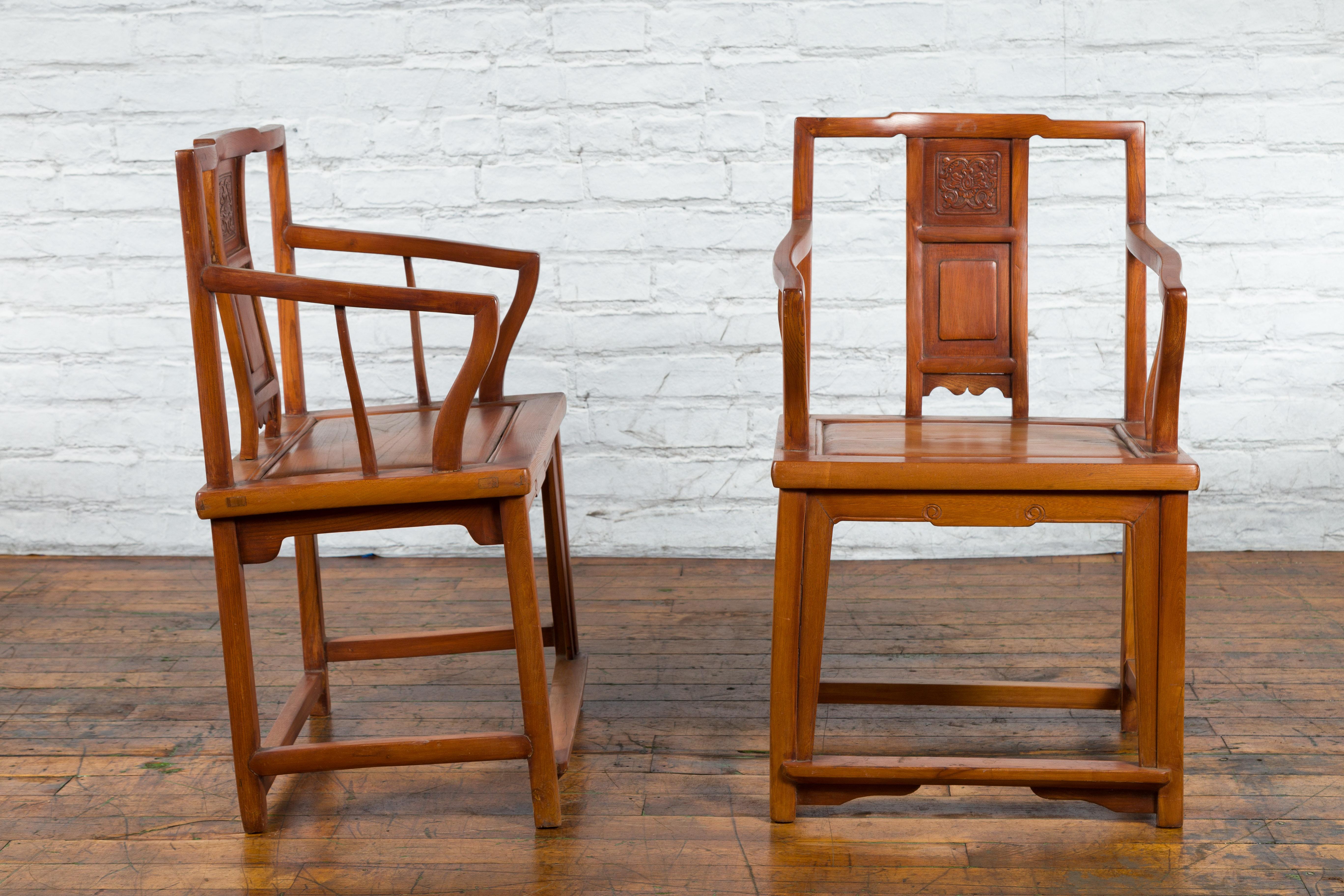 Ein Paar geschnitzte und lackierte Elmwoods-Sessel aus der chinesischen Qing Dynasty (Geschnitzt) im Angebot