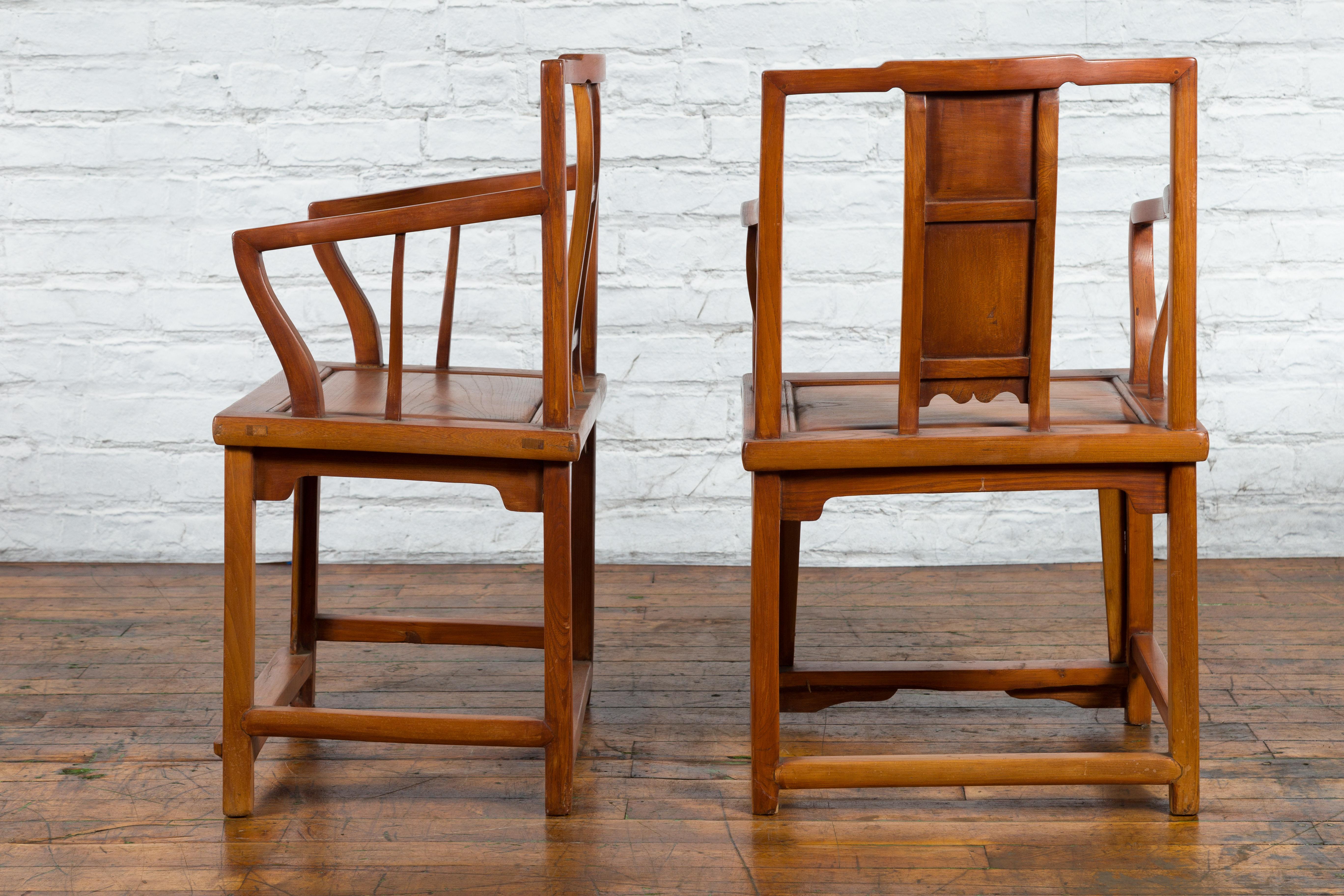Pareja de sillones de madera de olmo de la dinastía Qing tallados y lacados Olmo en venta