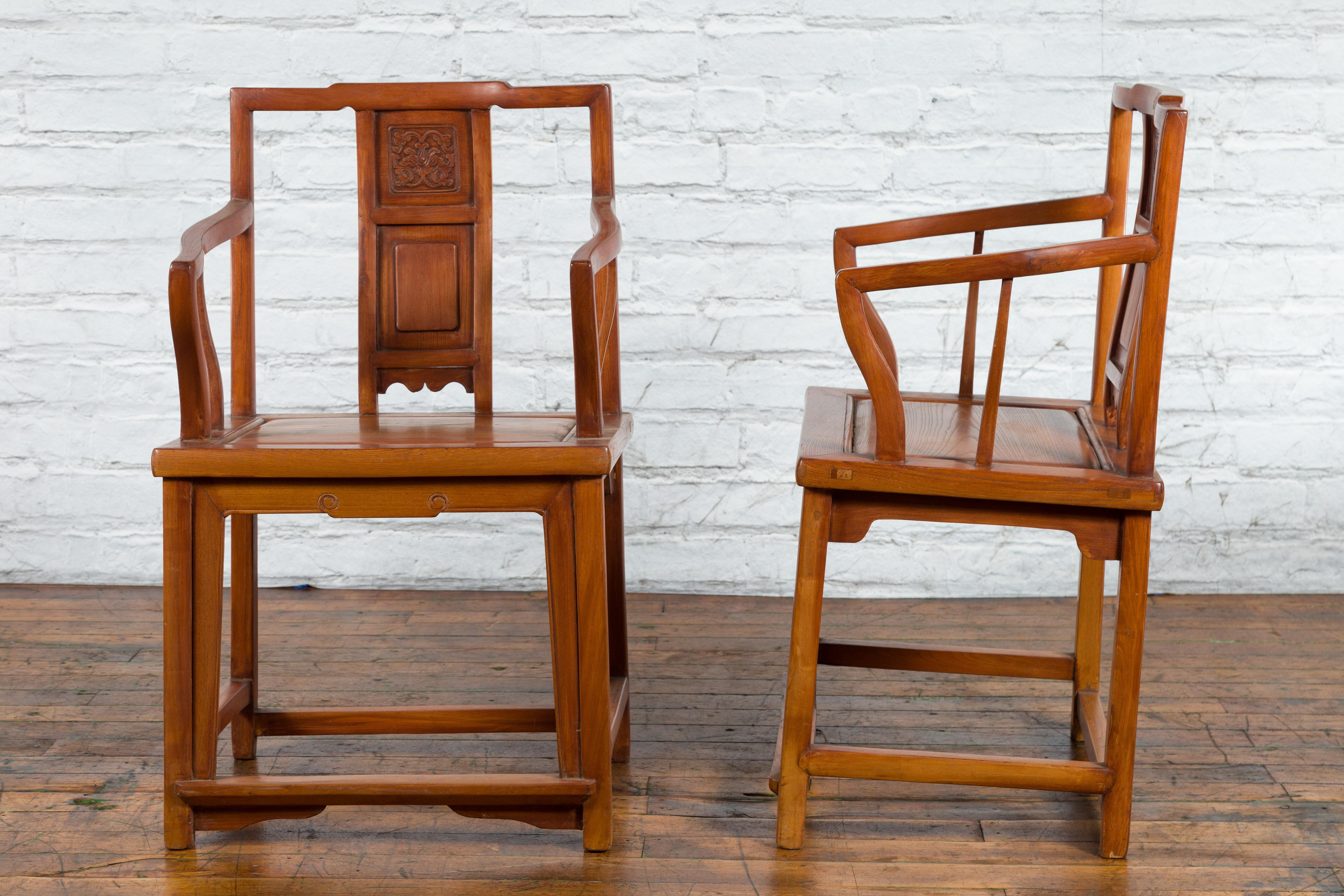 Pareja de sillones de madera de olmo de la dinastía Qing tallados y lacados en venta 1
