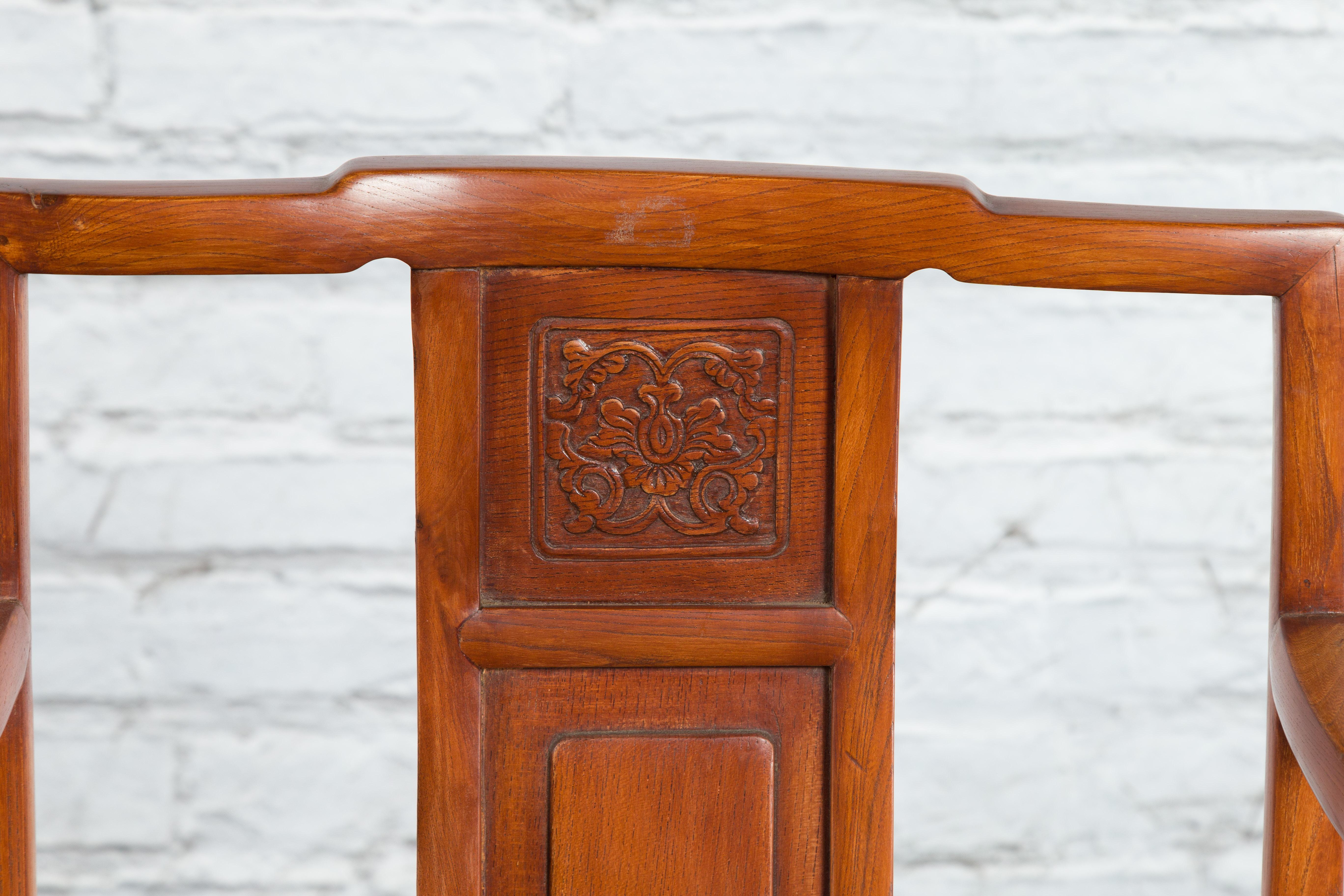 Pareja de sillones de madera de olmo de la dinastía Qing tallados y lacados en venta 2