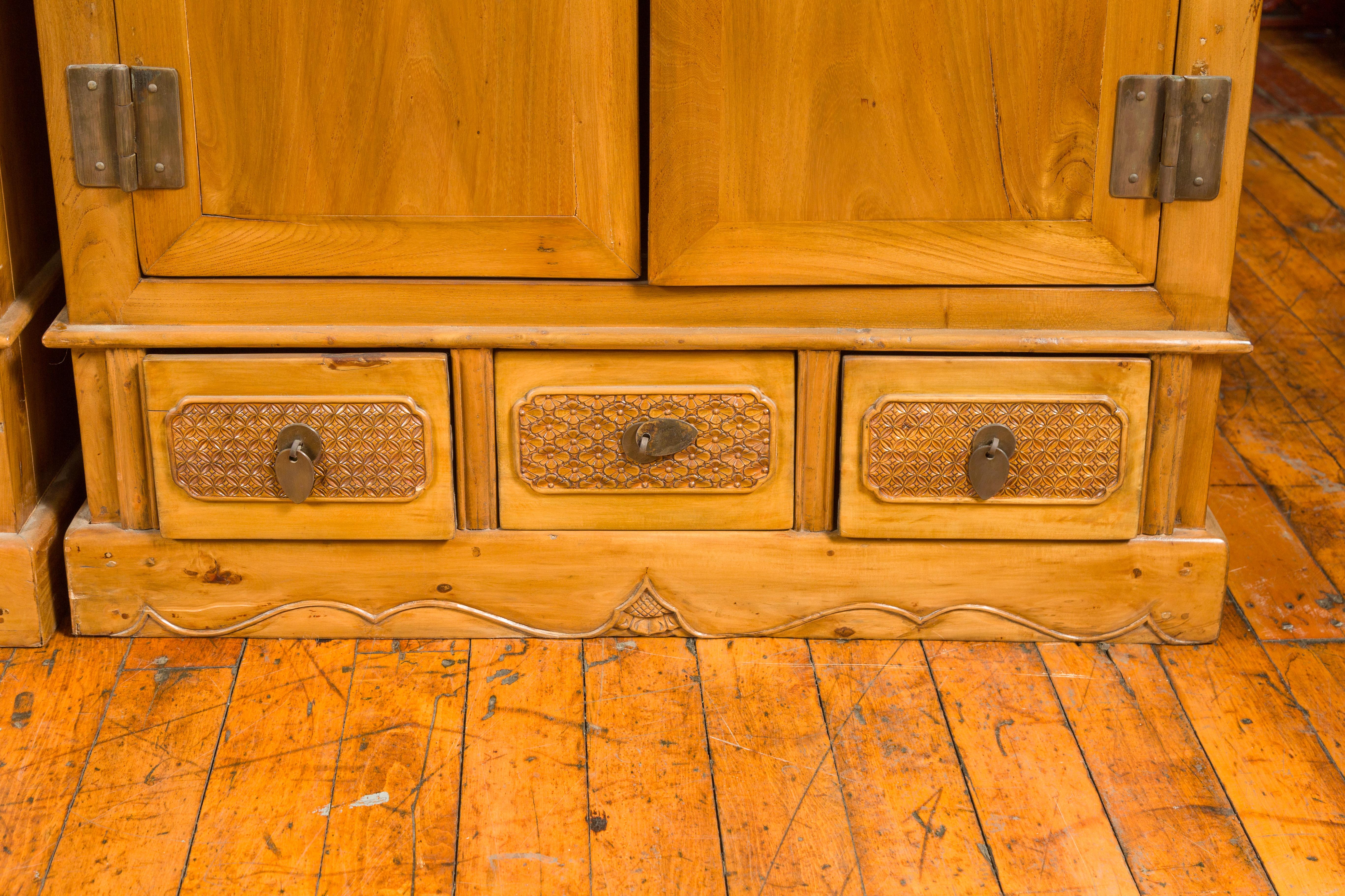 Paire d'armoires en bois Yumu sculpté à portes et tiroirs de la dynastie chinoise Qing en vente 2