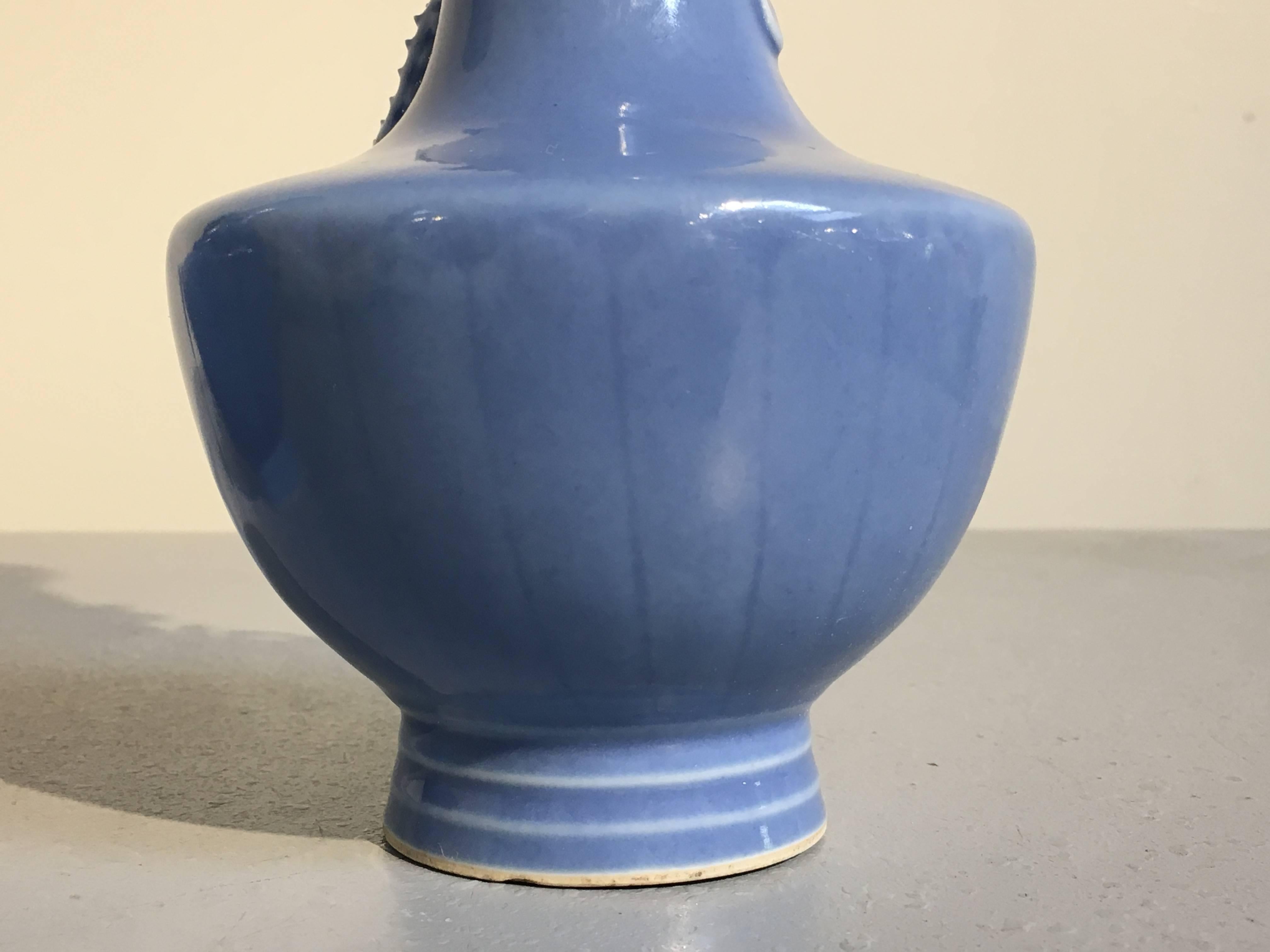 Paire de vases avec des figures de dragon en porcelaine monochrome Clair de Lune de la dynastie Qing chinoise 2