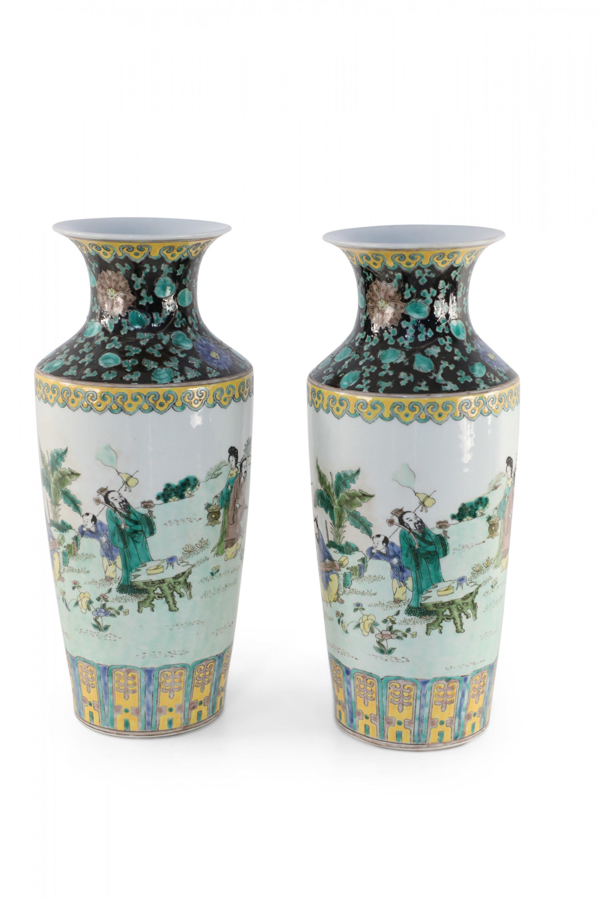 Pair of Chinese Qing Dynasty Garden Scene Porcelain Sleeve Vases In Good Condition In New York, NY