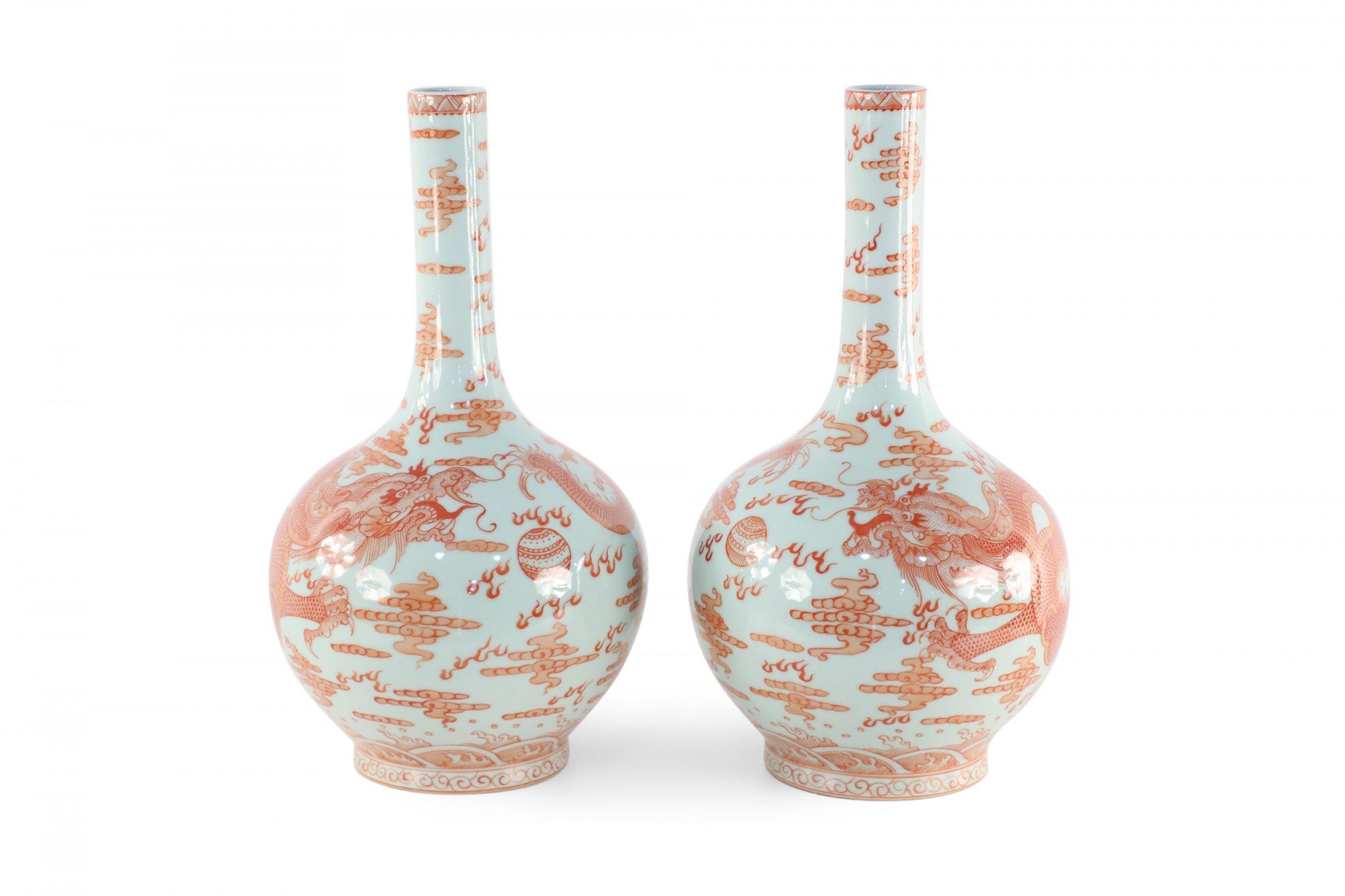 Pair of Chinese Qing Dynasty Gray and Alum Red Dragon Motif Porcelain Vases In Good Condition In New York, NY