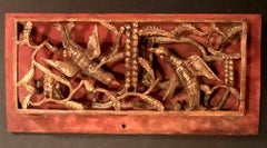 Coppia di appendiabiti da parete cinesi della dinastia Qing con intagli in legno dorato