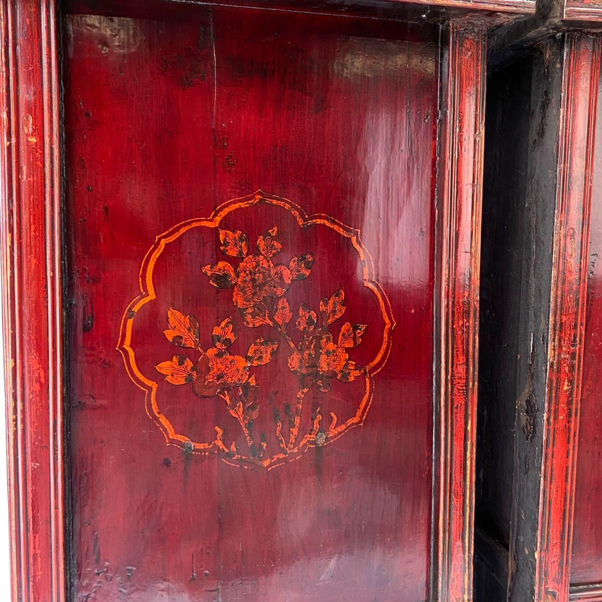 Paar chinesische Rotlackschränke aus der Qing-Dynastie mit Originaldekoration im Angebot 3