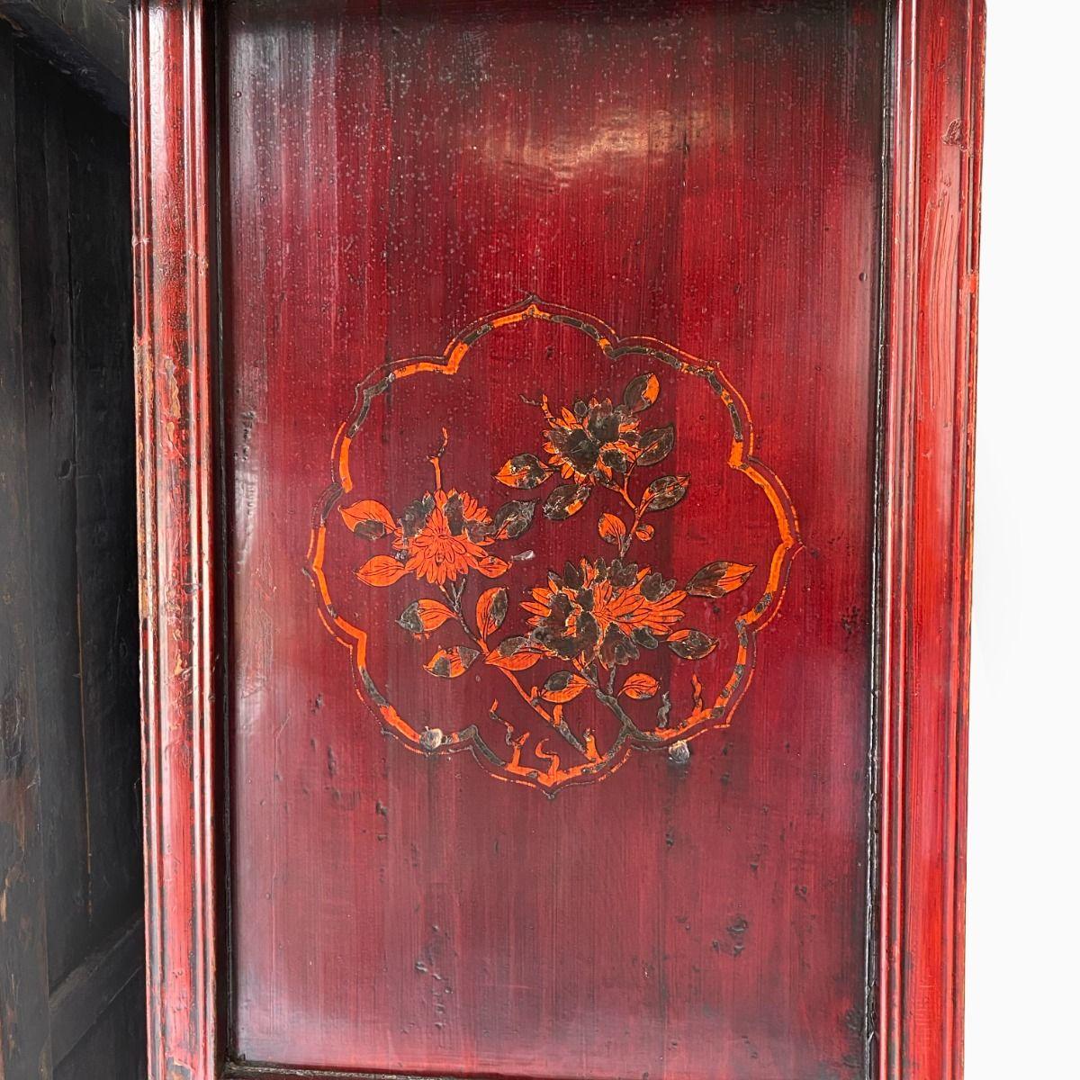 Paar chinesische Rotlackschränke aus der Qing-Dynastie mit Originaldekoration im Angebot 4