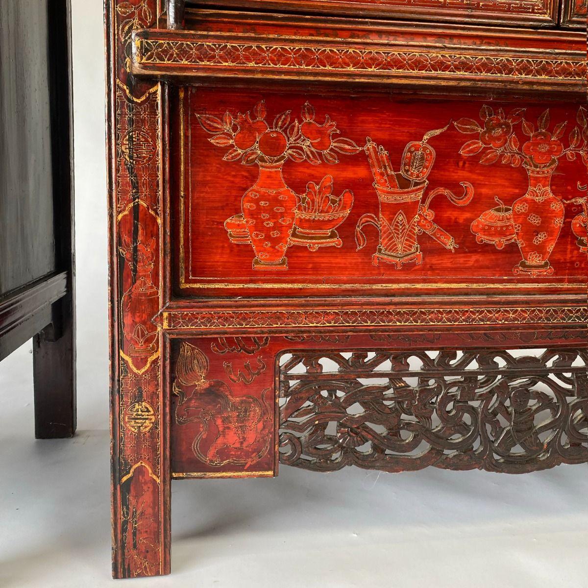 Paar chinesische Rotlackschränke aus der Qing-Dynastie mit Originaldekoration im Angebot 7