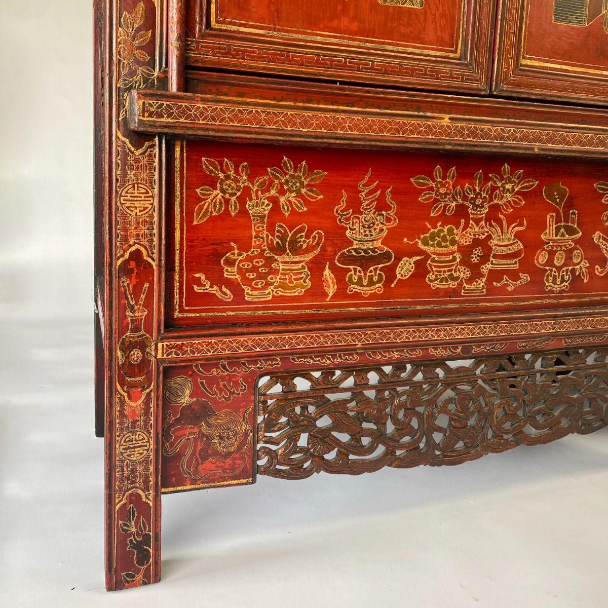 Paar chinesische Rotlackschränke aus der Qing-Dynastie mit Originaldekoration im Angebot 8