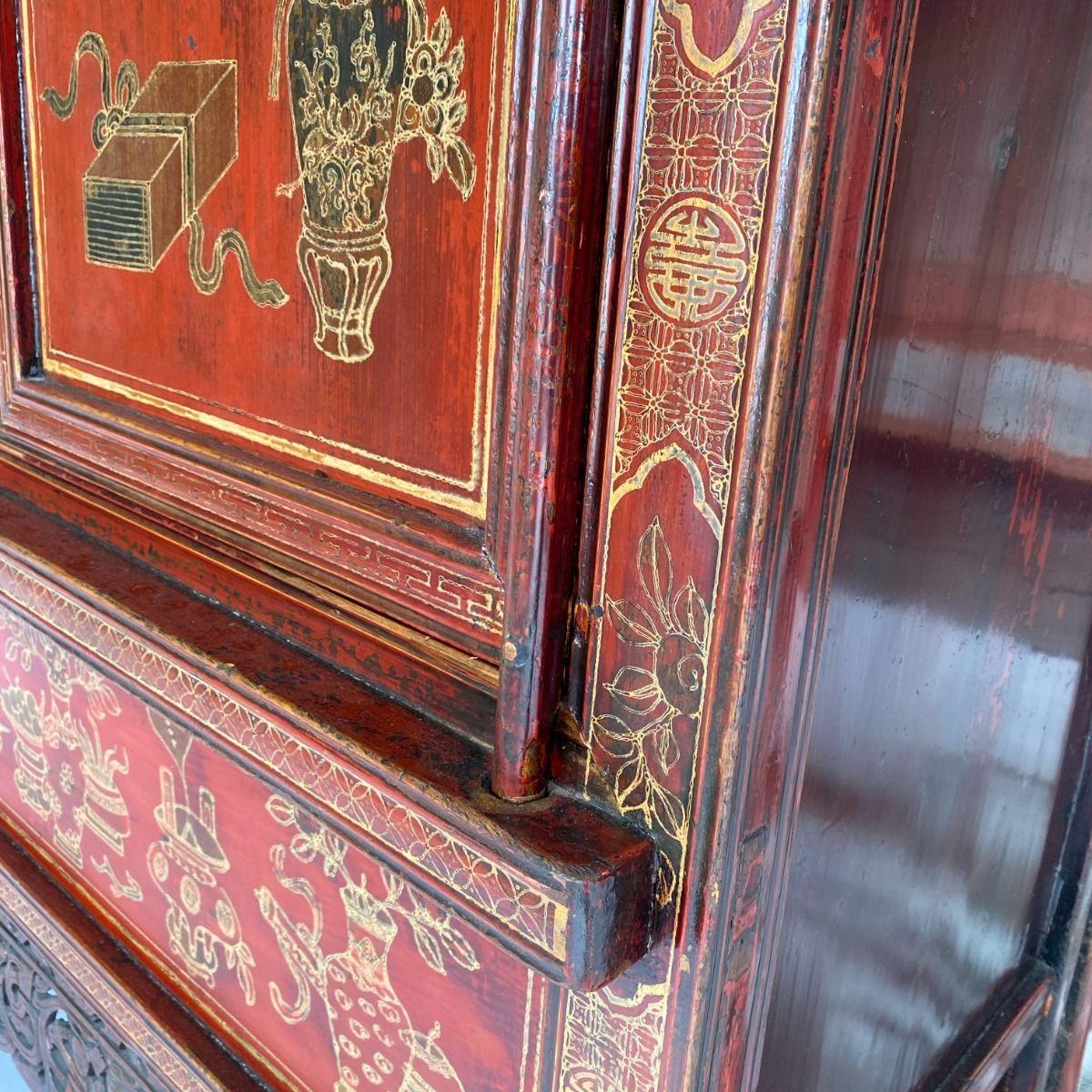 Paar chinesische Rotlackschränke aus der Qing-Dynastie mit Originaldekoration im Angebot 9