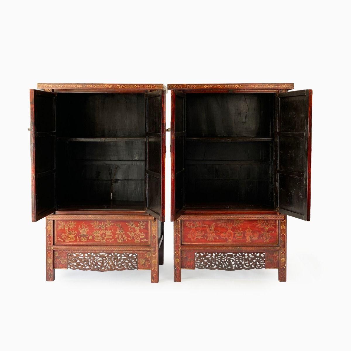 Paar chinesische Rotlackschränke aus der Qing-Dynastie mit Originaldekoration im Angebot 11