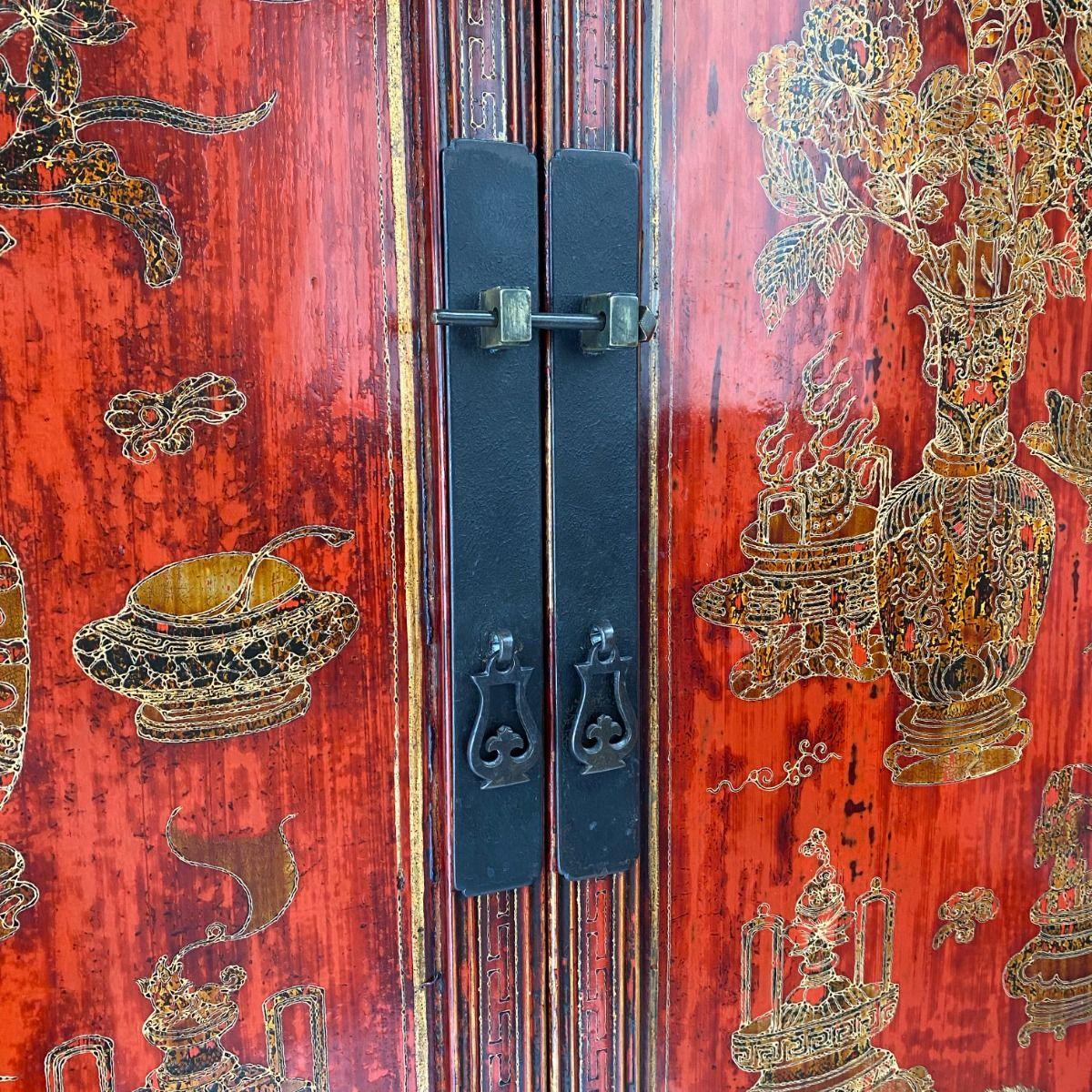 Paar chinesische Rotlackschränke aus der Qing-Dynastie mit Originaldekoration (Chinesisch) im Angebot