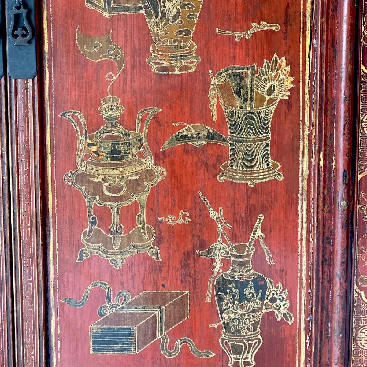 Paar chinesische Rotlackschränke aus der Qing-Dynastie mit Originaldekoration (19. Jahrhundert) im Angebot