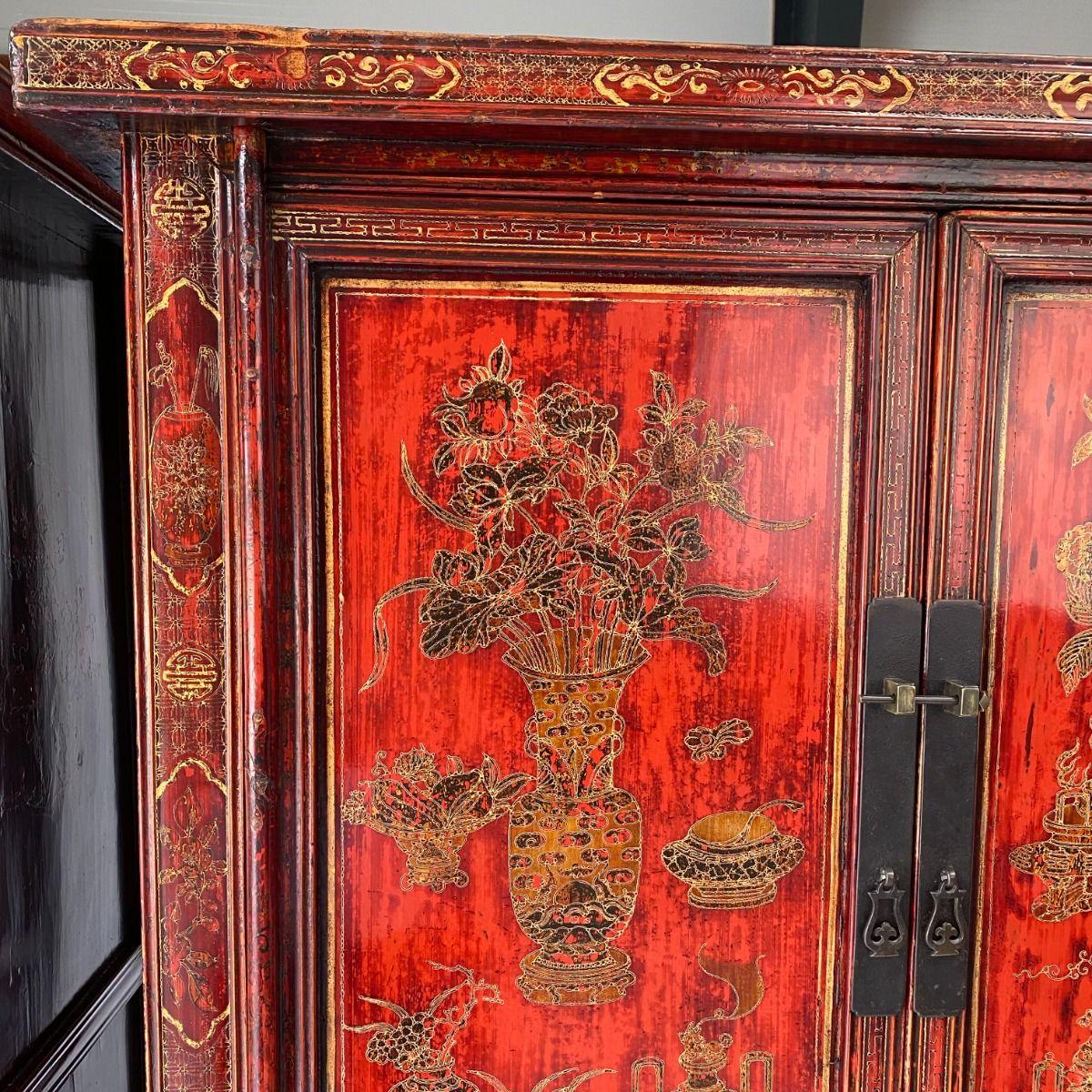 Paar chinesische Rotlackschränke aus der Qing-Dynastie mit Originaldekoration im Angebot 1