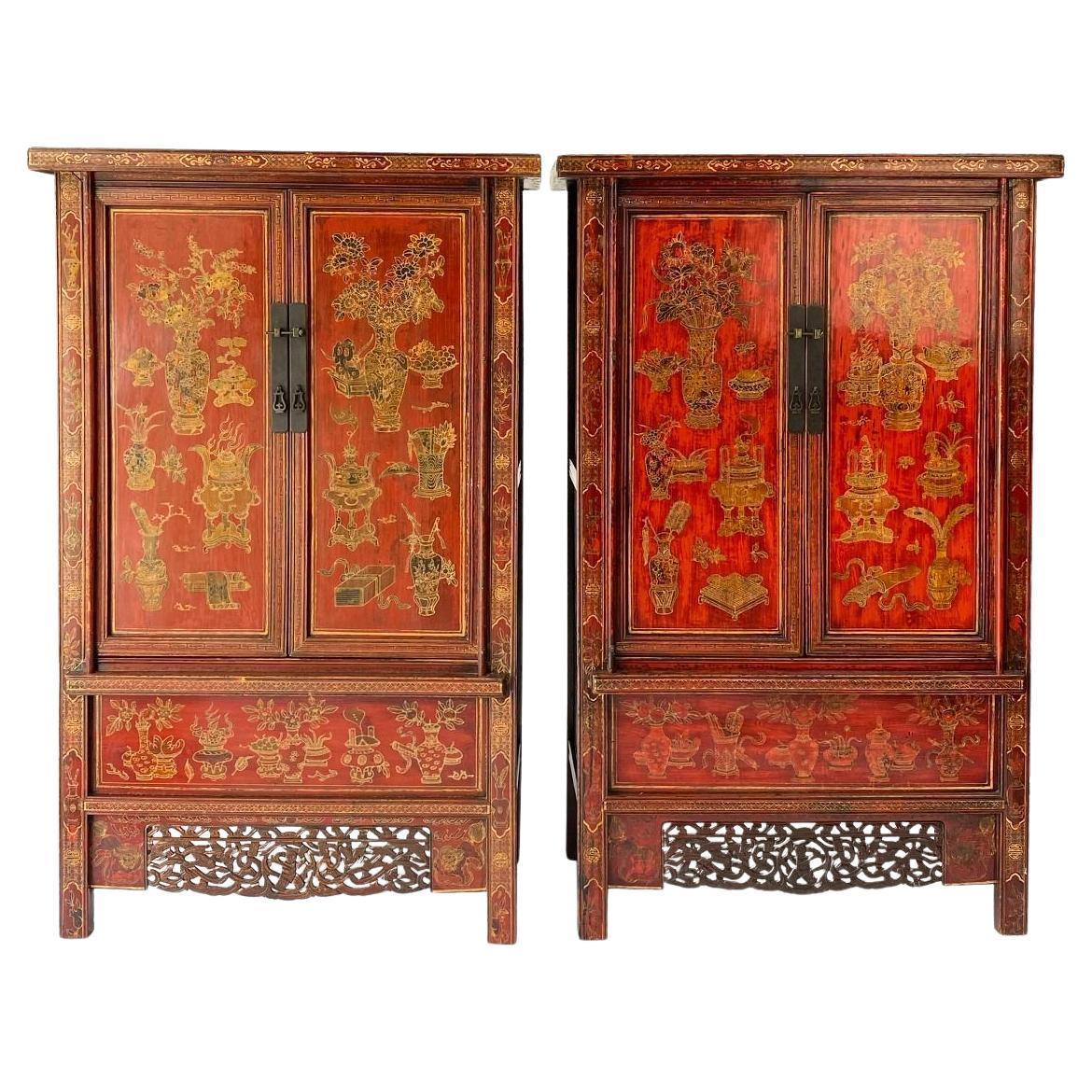 Paar chinesische Rotlackschränke aus der Qing-Dynastie mit Originaldekoration im Angebot