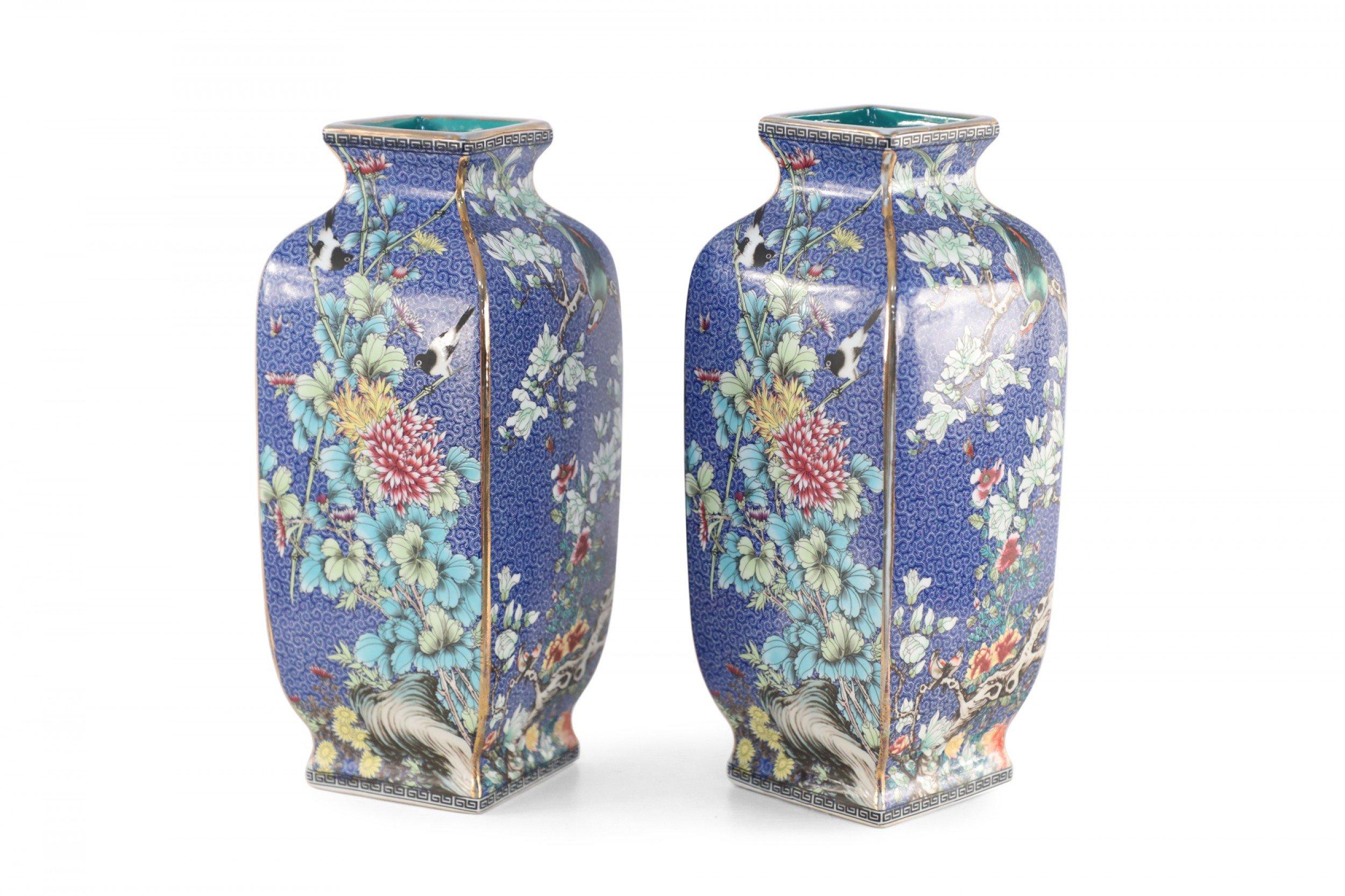 Coppia di vasi a manica in porcellana blu e floreale della dinastia Qing cinese in vendita 3