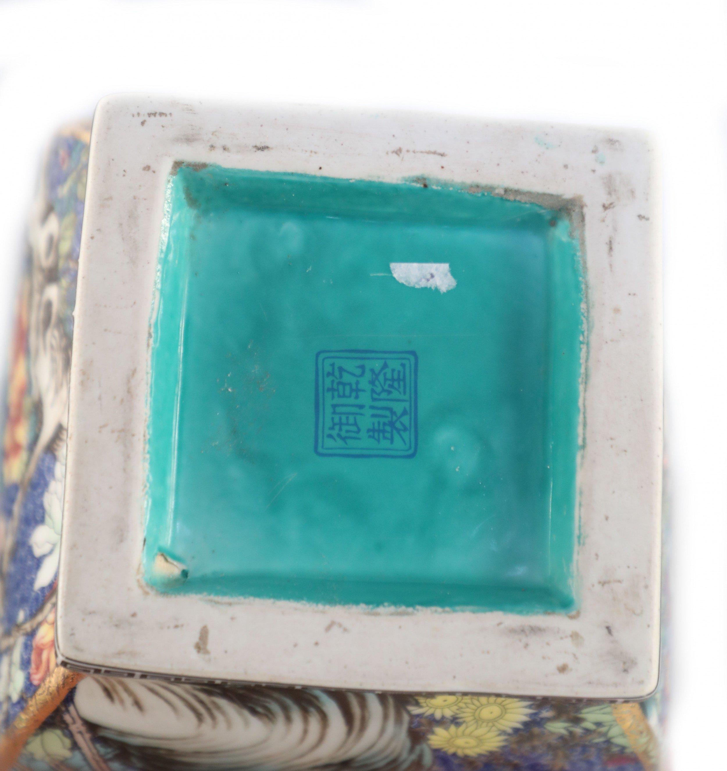 Coppia di vasi a manica in porcellana blu e floreale della dinastia Qing cinese in vendita 4