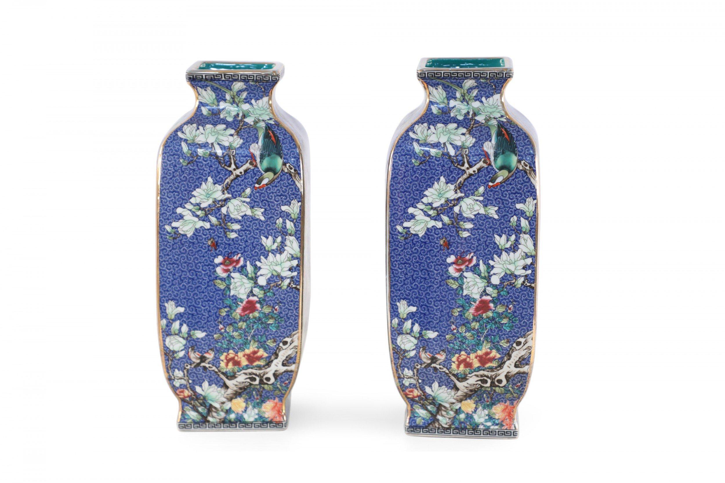 Porcellana Coppia di vasi a manica in porcellana blu e floreale della dinastia Qing cinese in vendita