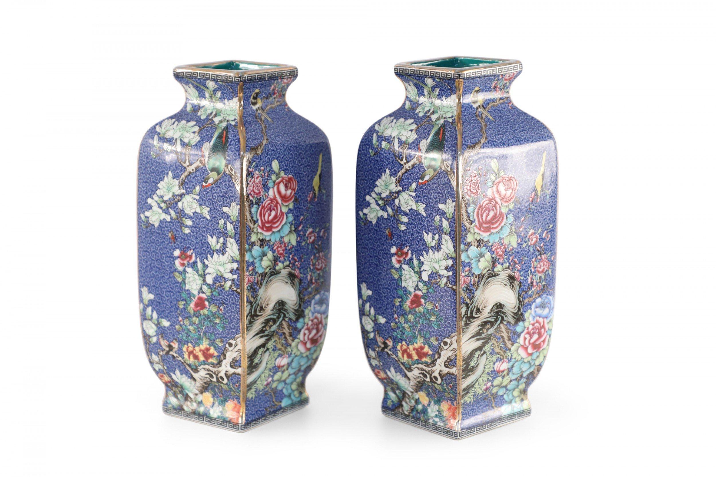 Coppia di vasi a manica in porcellana blu e floreale della dinastia Qing cinese in vendita 1