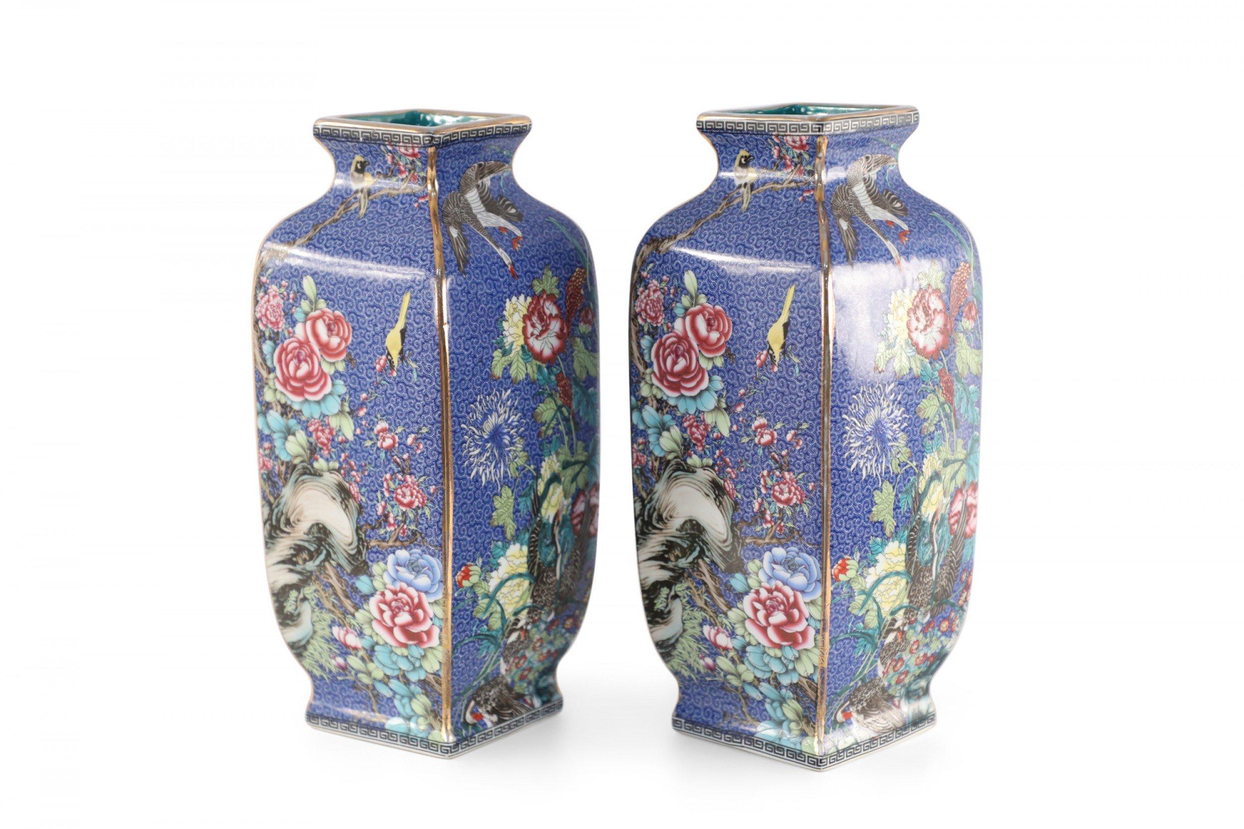 Coppia di vasi a manica in porcellana blu e floreale della dinastia Qing cinese in vendita 2