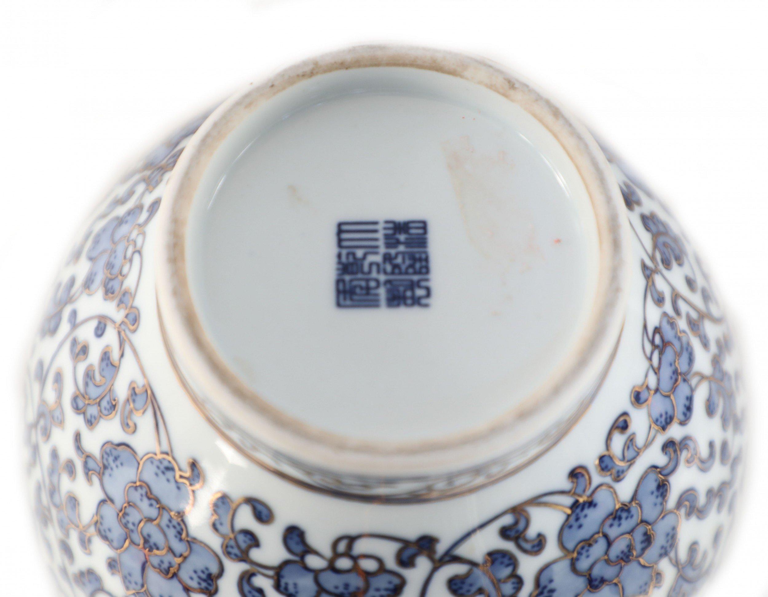 COPPIA di vasi globulari in porcellana bianca del periodo Qianlong della Dinastia Qing cinese (metà del XX secolo) con volute blu e disegni floreali accentati da linee dorate. (marchio sul fondo) (PREZZO IN COPPIA).

Condit: Buono; Usura coerente