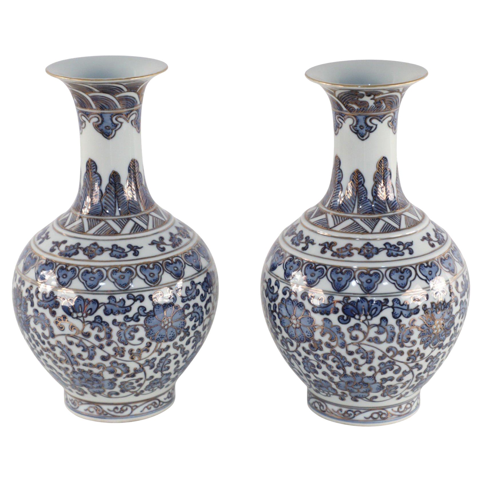 Pareja de jarrones chinos de porcelana dorada azul y blanca estilo dinastía Qing