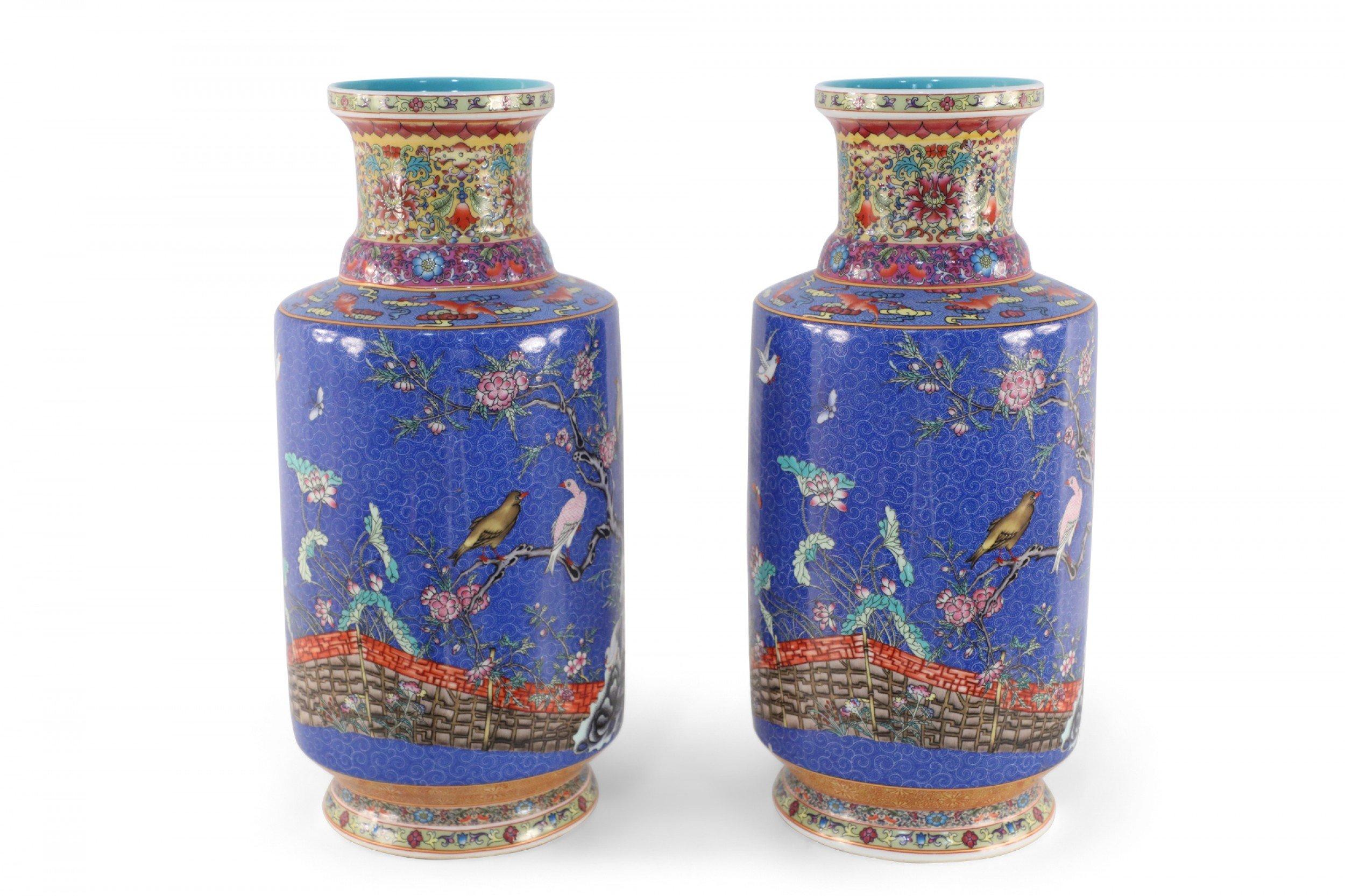 Pareja de Botellas de Mazo de Porcelana Azul Famille Floral Estilo Dinastía Qing China en venta 5