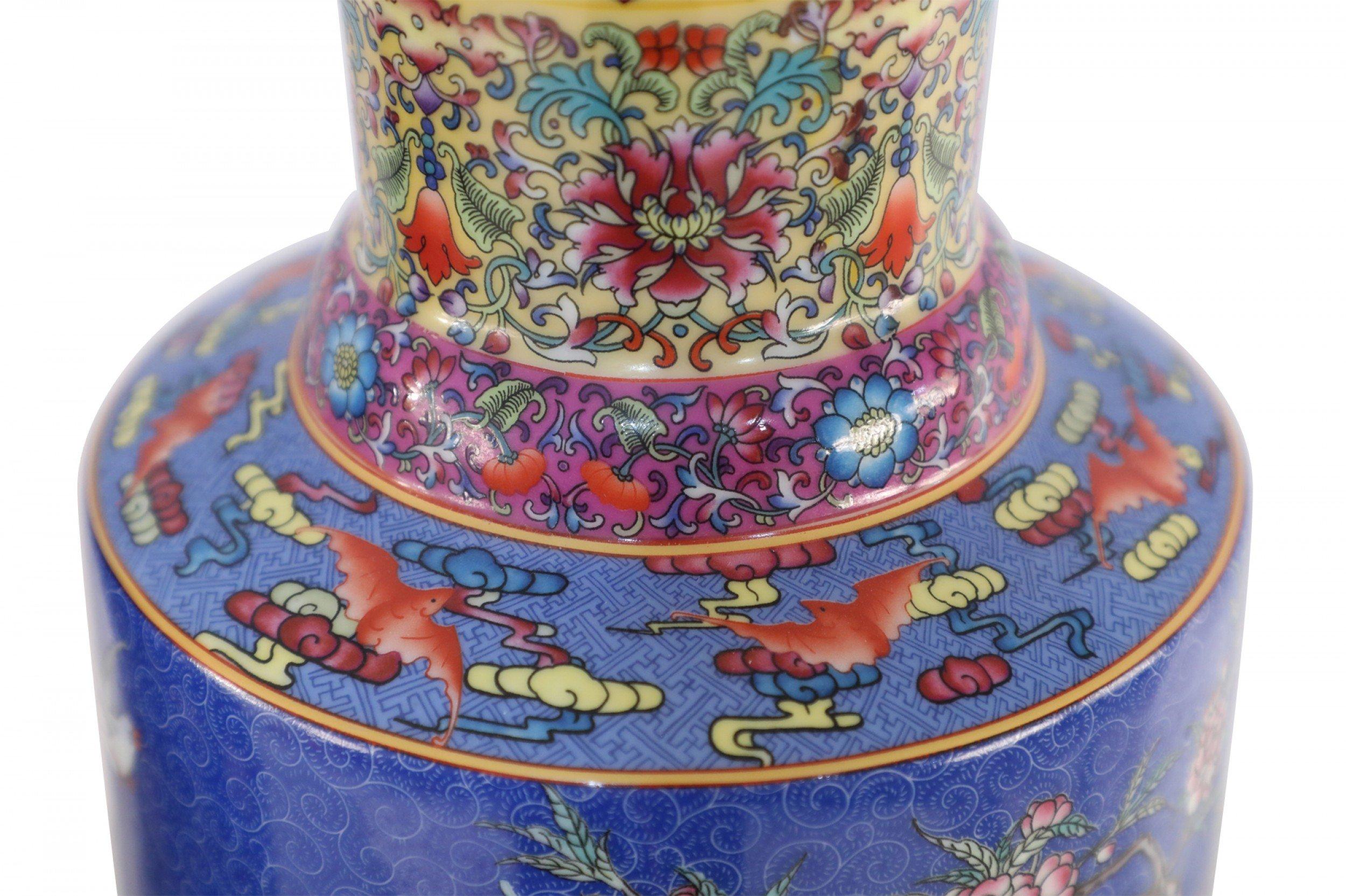 PAR de botellas de mazo de porcelana azul de la dinastía Qing, estilo Periodo Qianlong (mediados del siglo XX), con motivos florales famille y pájaros formados por nueve, capas pintadas en homenaje al simbolismo positivo del número 9 en la cultura
