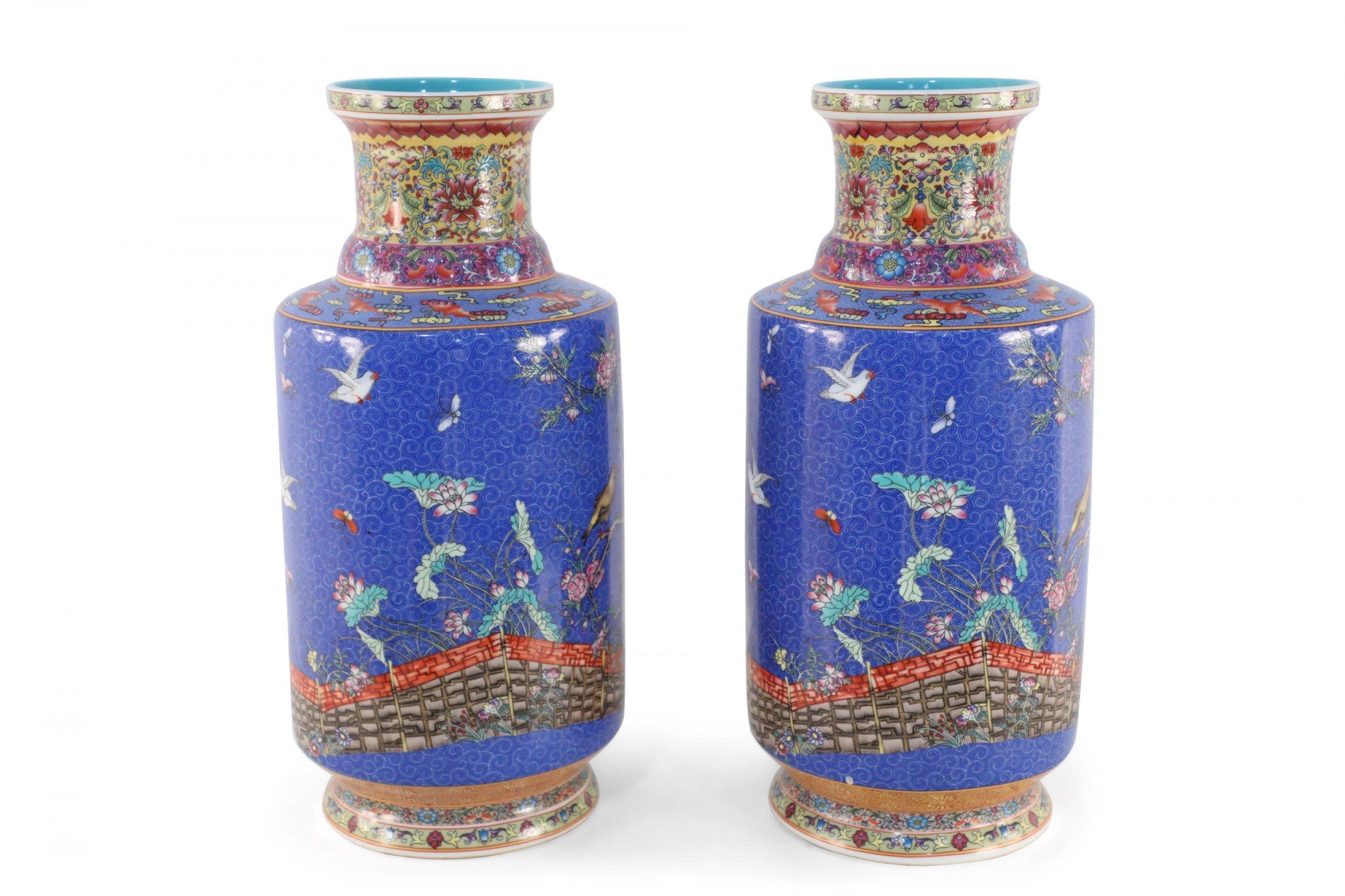 Pareja de Botellas de Mazo de Porcelana Azul Famille Floral Estilo Dinastía Qing China Pintado a mano en venta