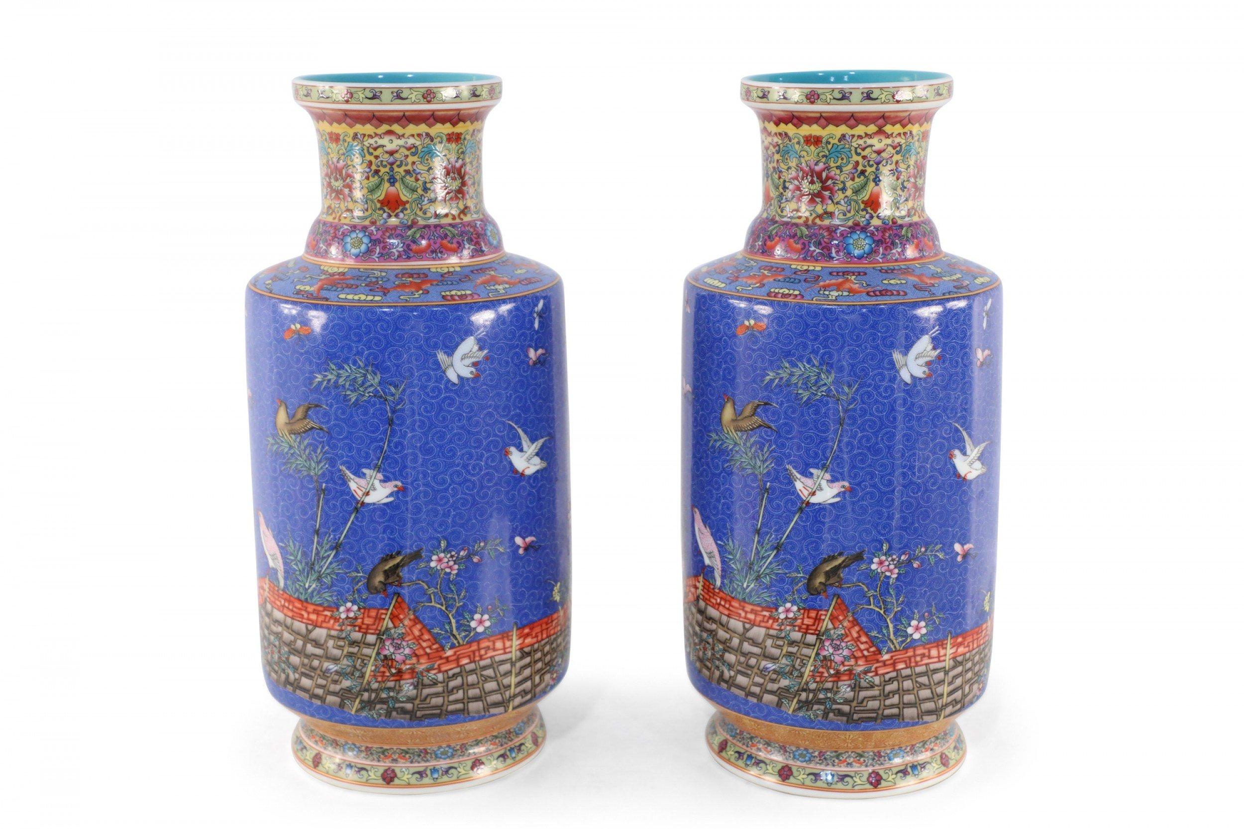 Pareja de Botellas de Mazo de Porcelana Azul Famille Floral Estilo Dinastía Qing China en Bueno estado para la venta en Queens, NY