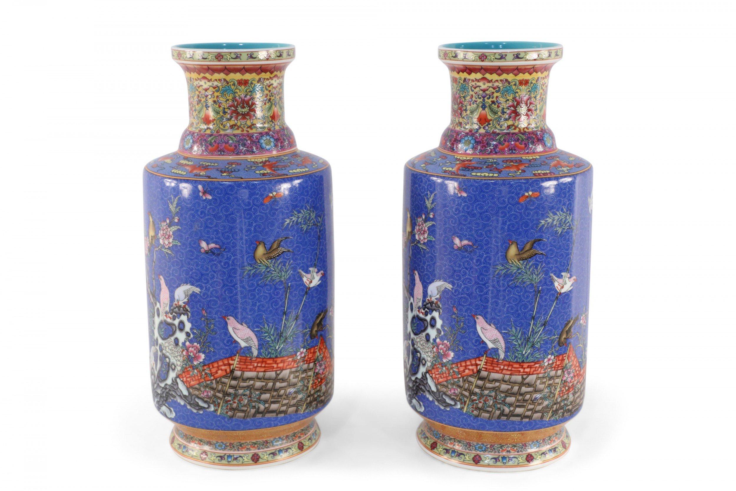 Pareja de Botellas de Mazo de Porcelana Azul Famille Floral Estilo Dinastía Qing China siglo XX en venta
