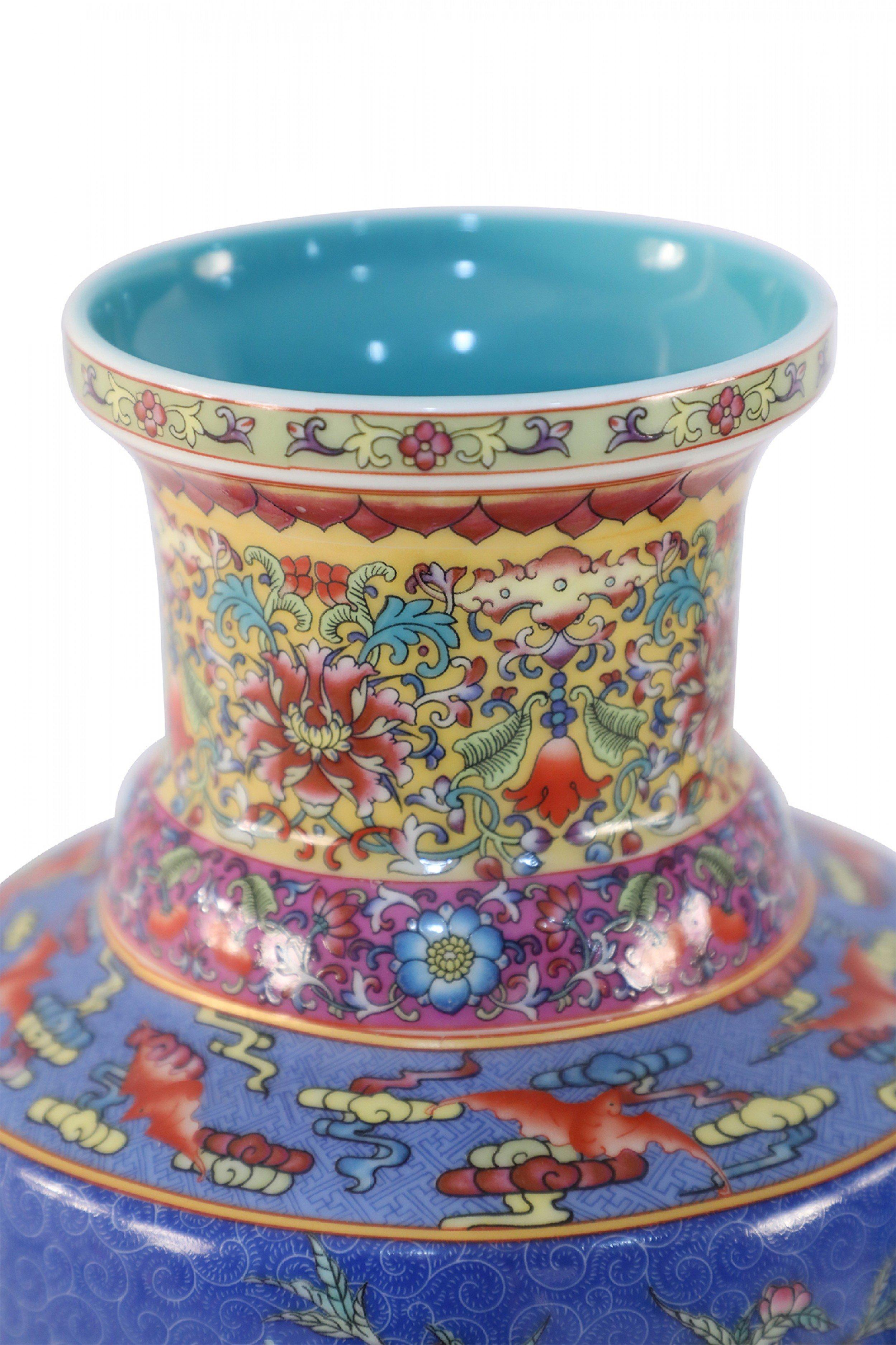 Pareja de Botellas de Mazo de Porcelana Azul Famille Floral Estilo Dinastía Qing China en venta 1