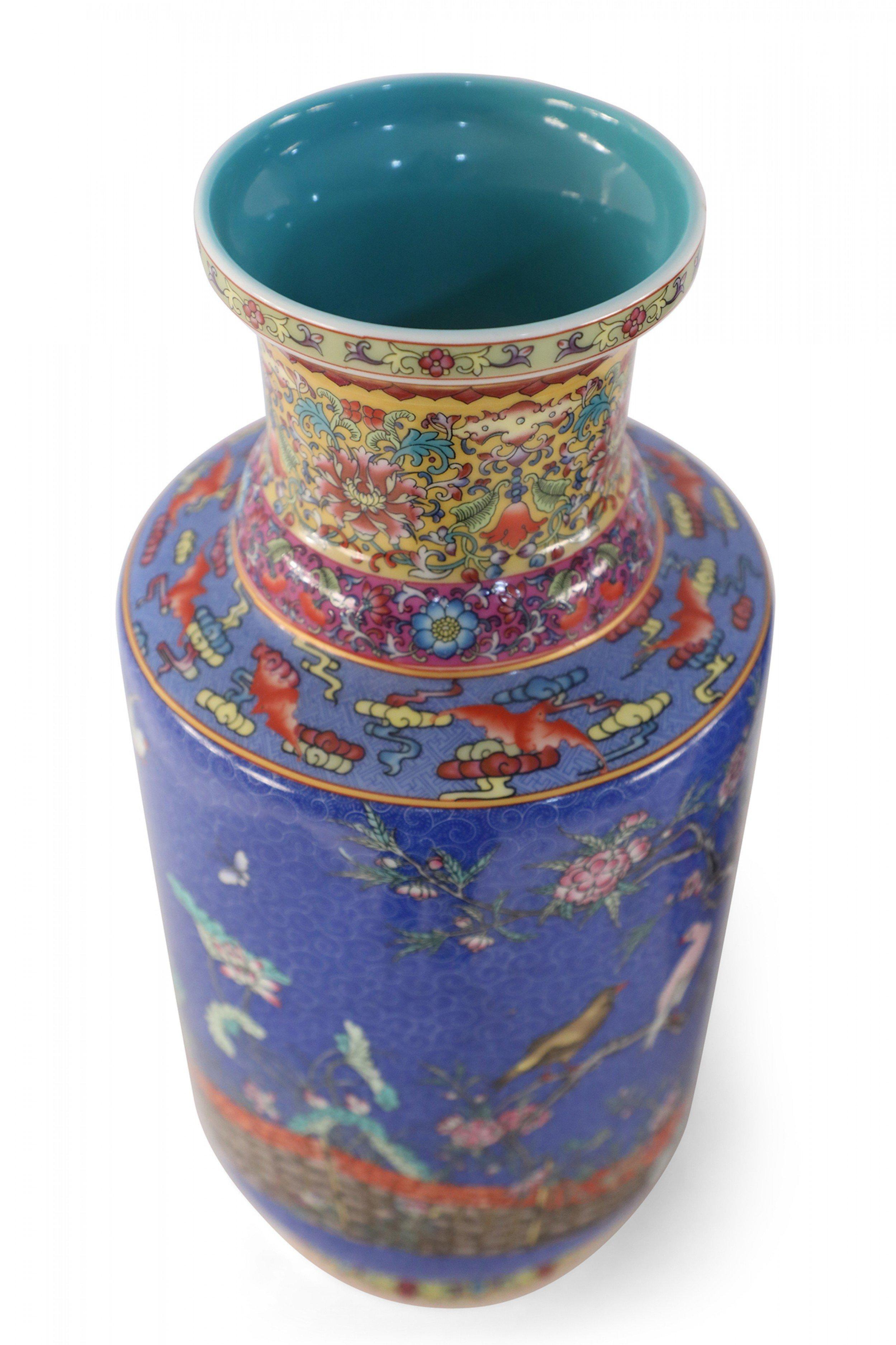 Pareja de Botellas de Mazo de Porcelana Azul Famille Floral Estilo Dinastía Qing China en venta 2