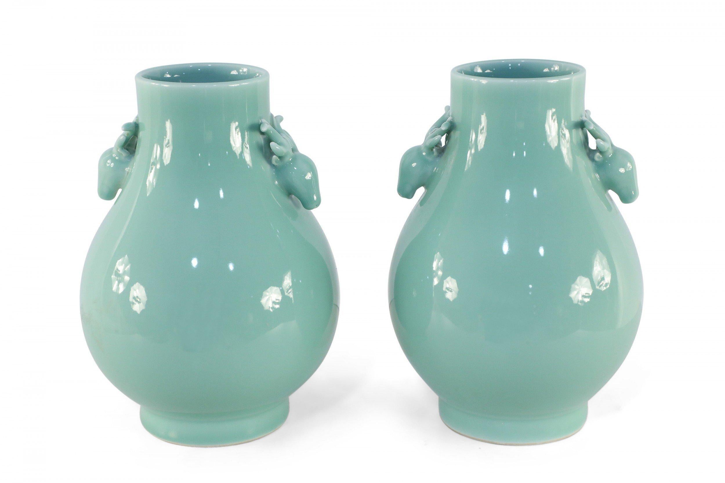 Coppia di vasi in porcellana celadon a forma di pera della dinastia Qing cinese in vendita 3