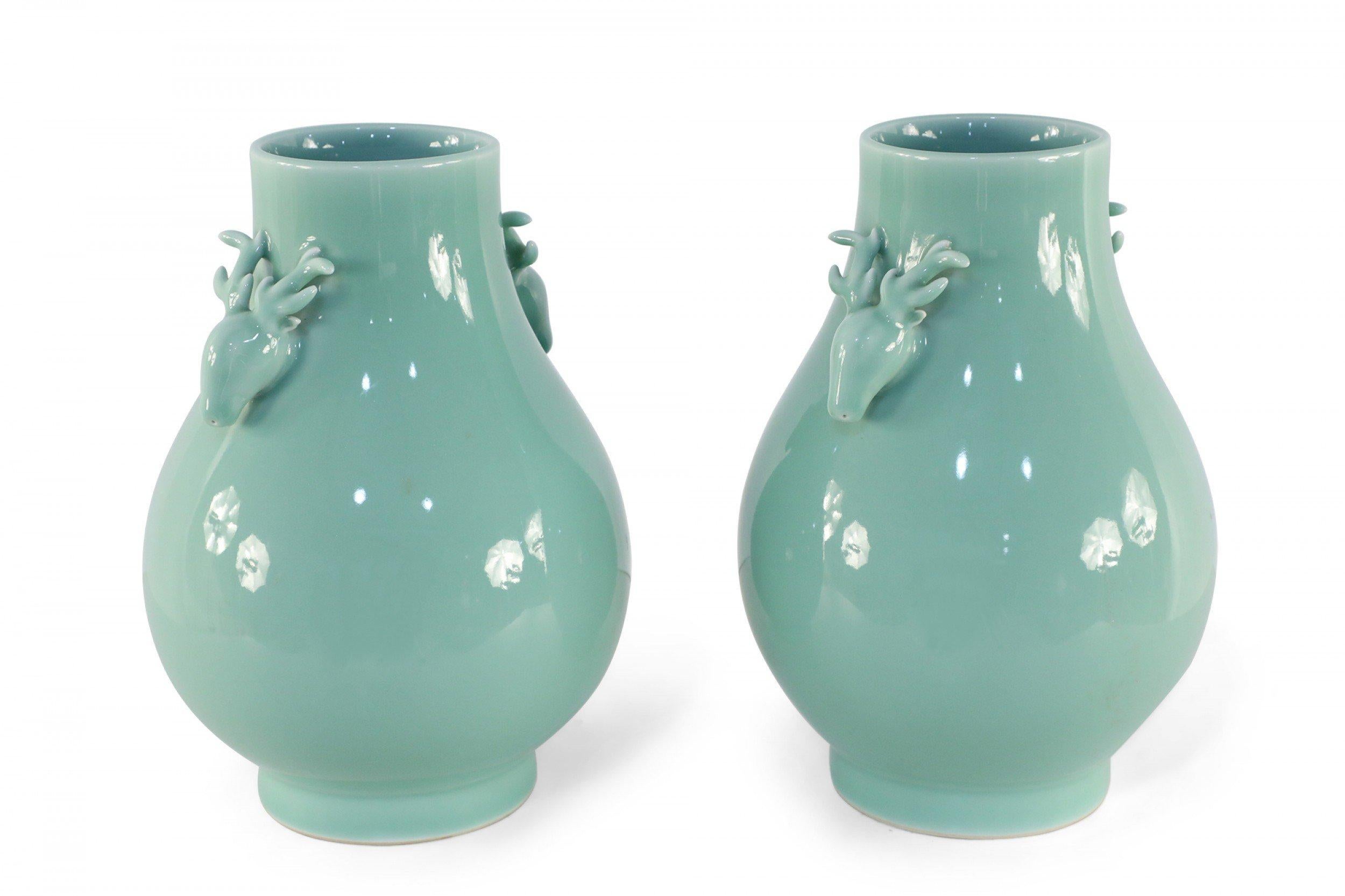 Coppia di vasi in porcellana celadon a forma di pera della dinastia Qing cinese in vendita 4