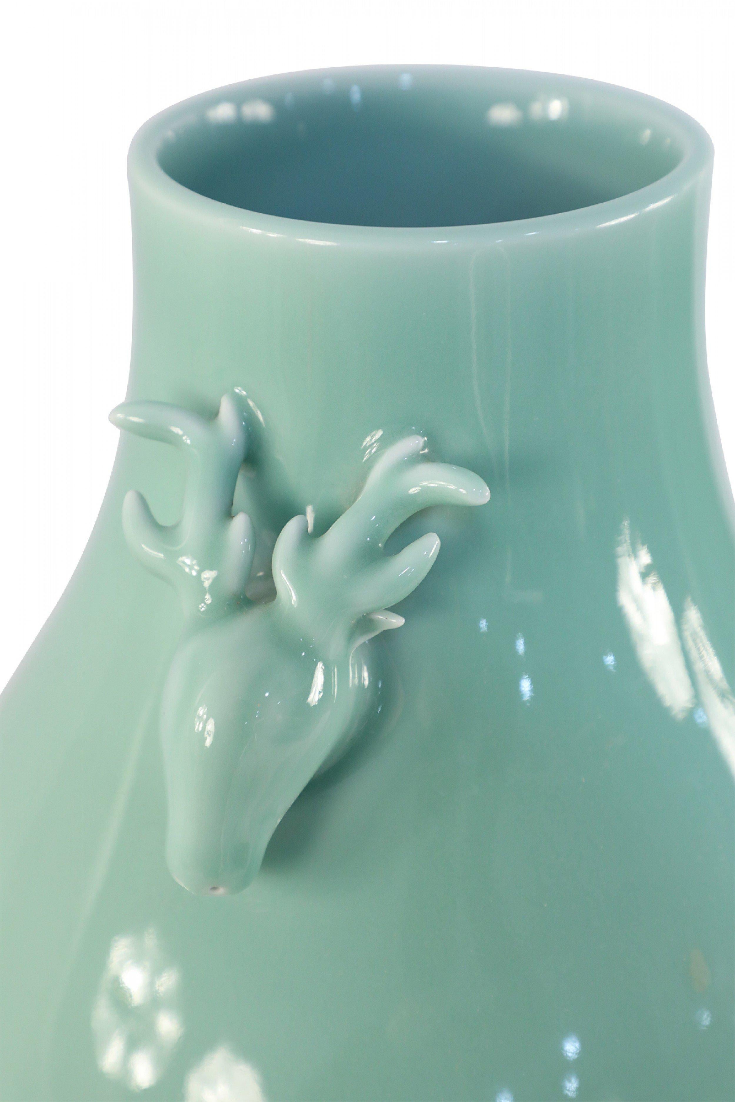 COPPIA di vasi in porcellana cinese del periodo Qianlong della dinastia Qing (inizio del XX secolo) a forma di pera in celadon con ornamenti di animali con corna su ciascun lato (marchio sul fondo) (PREZZO COME COPPIA).

Condit: Buono; Usura